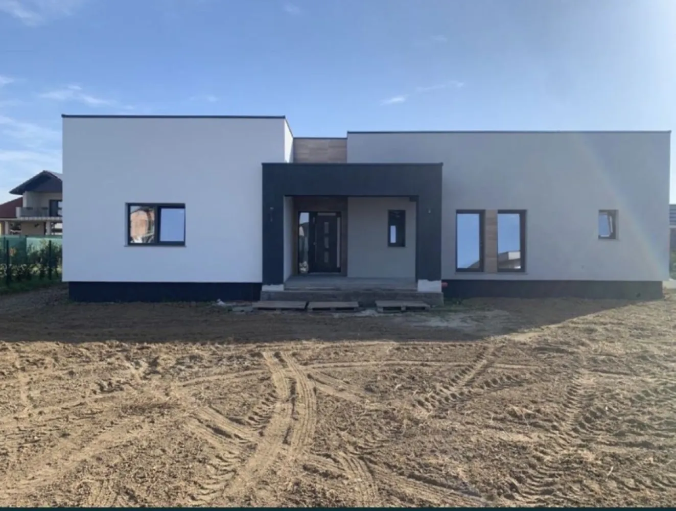 BRASADAS vinde casa noua cu 3 cam 120 mp. teren 700 mp in Paulesti. - Agenția imobiliara BRASADAS vinde casa pe un singur nivel, cu un design modern, situata in Paulesti pe Str. Crinului, conenctata la toate utilitatile. Compartimentarea ofera functionalitate si in acelasi timp confort: zona de living se imbina perfect cu bucataria open space, un dormitor matrimonial cu baie proprie si dressing, 2 dormitoare cu baie comuna si o terasa acoperita, generoasa de 25mp. Locuinta se vinde complet finisata la exterior, semi finisata la interior, cu incalzire in pardoseala, instalatii electrice si sanitare. La constructia casei a fost folosita caramida EvoCeramic marca Cemacon cu izolatie termica exterioara din polistiren de 15cm. Pentru acoperis s-a folosit un sistem modern si durabil, cu tabla dublu faltuita Impro iar tamplaria este marca Aluplast 85MD, cu geam triplu. Imobilul se alfa intr-o zona rezidentiala foarte linistita, Str. Crinului fiind una din putinele strazi din Paulesti cu o latime de 8m. Proiectul imobiliar este compus din doua case cu suprafete si compartimentare aproape identice, ambele case fiind de vanzare (155.000€ respectiv 160.000€ cea din strada). Suprafata utila 120mp + terase. www.brasadas.com.