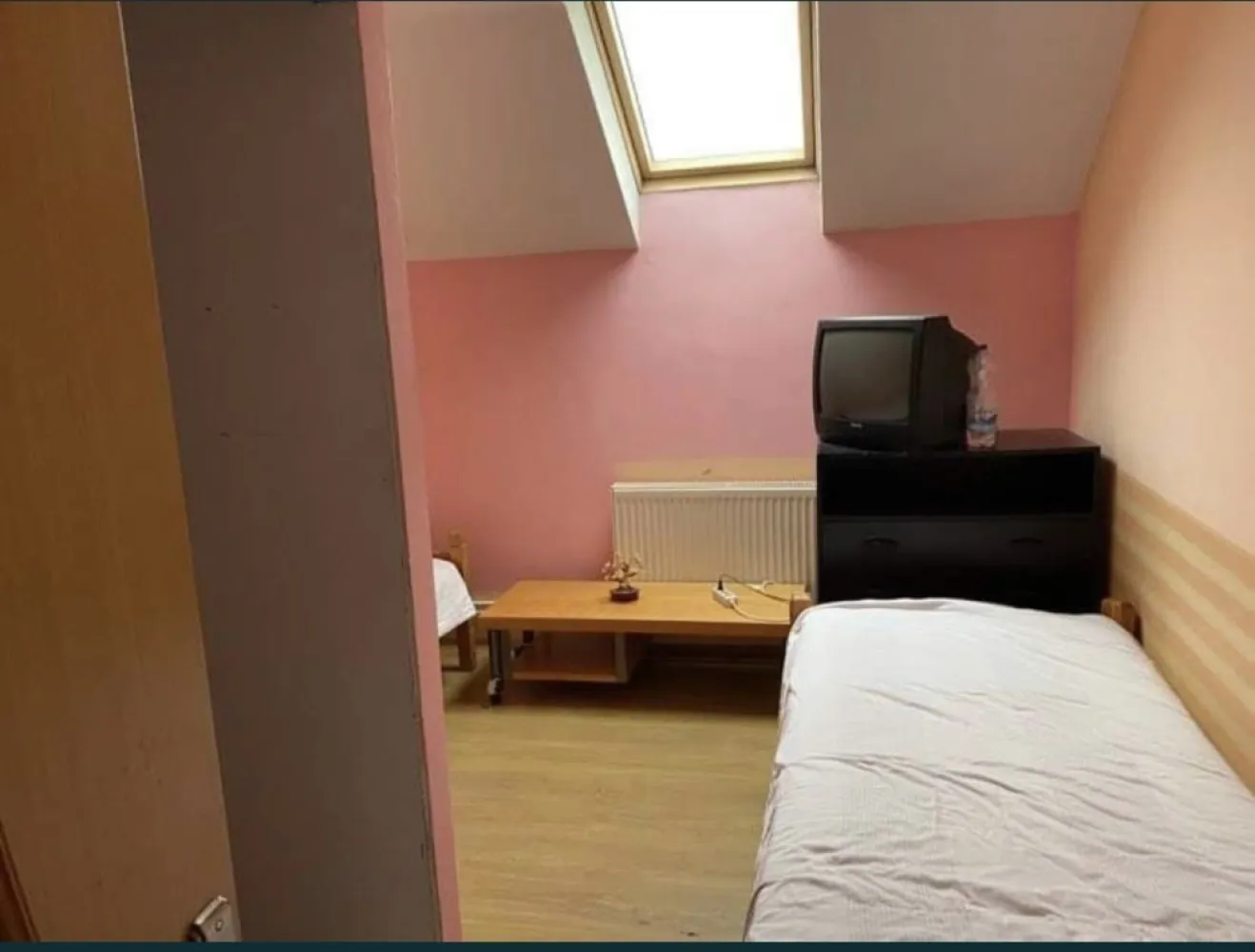 Vand casa cu mansarda - Vand casa P+M cu teren 9 ari pretabil pentru afaceri suprafata utila construita 300 mp. La parter sala de evenimente la mansarda 7 camere . Mai multe detalii tel. 07******96. Casa este situata pe str. Amatului nr 93 Satu Mare