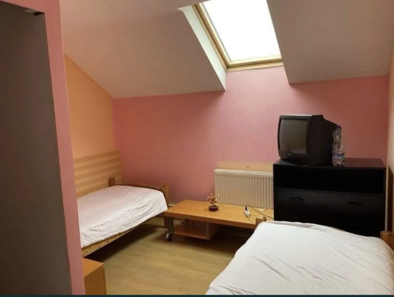 Vand casa cu mansarda - Vand casa P+M cu teren 9 ari pretabil pentru afaceri suprafata utila construita 300 mp. La parter sala de evenimente la mansarda 7 camere . Mai multe detalii tel. 07******96. Casa este situata pe str. Amatului nr 93 Satu Mare