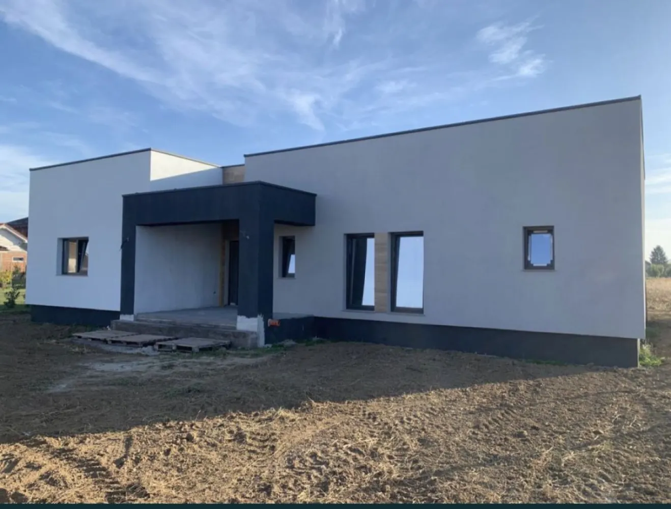 BRASADAS vinde casa noua cu 3 cam 120 mp. teren 700 mp in Paulesti. - Agenția imobiliara BRASADAS vinde casa pe un singur nivel, cu un design modern, situata in Paulesti pe Str. Crinului, conenctata la toate utilitatile. Compartimentarea ofera functionalitate si in acelasi timp confort: zona de living se imbina perfect cu bucataria open space, un dormitor matrimonial cu baie proprie si dressing, 2 dormitoare cu baie comuna si o terasa acoperita, generoasa de 25mp. Locuinta se vinde complet finisata la exterior, semi finisata la interior, cu incalzire in pardoseala, instalatii electrice si sanitare. La constructia casei a fost folosita caramida EvoCeramic marca Cemacon cu izolatie termica exterioara din polistiren de 15cm. Pentru acoperis s-a folosit un sistem modern si durabil, cu tabla dublu faltuita Impro iar tamplaria este marca Aluplast 85MD, cu geam triplu. Imobilul se alfa intr-o zona rezidentiala foarte linistita, Str. Crinului fiind una din putinele strazi din Paulesti cu o latime de 8m. Proiectul imobiliar este compus din doua case cu suprafete si compartimentare aproape identice, ambele case fiind de vanzare (155.000€ respectiv 160.000€ cea din strada). Suprafata utila 120mp + terase. www.brasadas.com.