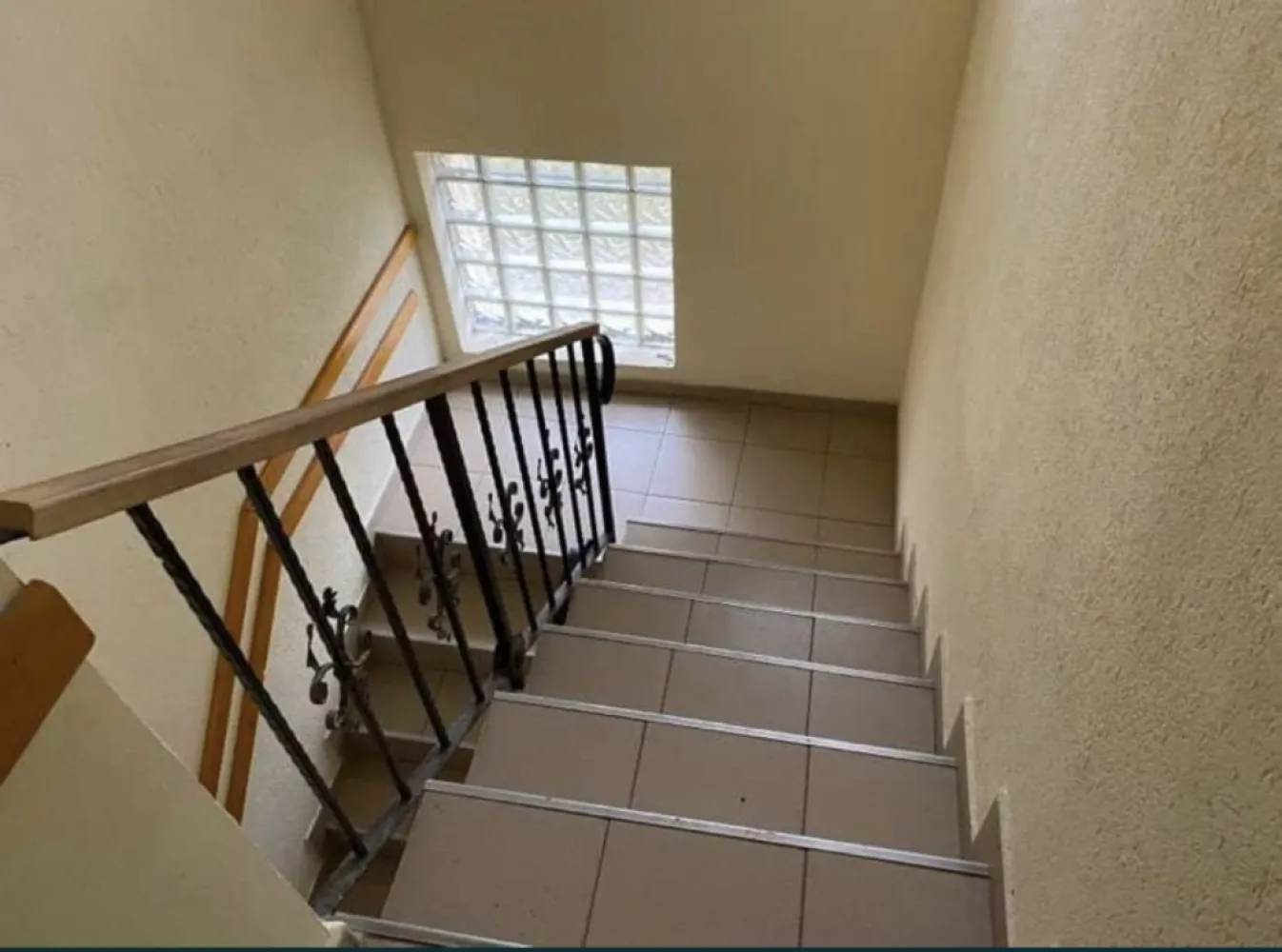 Vand casa cu mansarda - Vand casa P+M cu teren 9 ari pretabil pentru afaceri suprafata utila construita 300 mp. La parter sala de evenimente la mansarda 7 camere . Mai multe detalii tel. 07******96. Casa este situata pe str. Amatului nr 93 Satu Mare