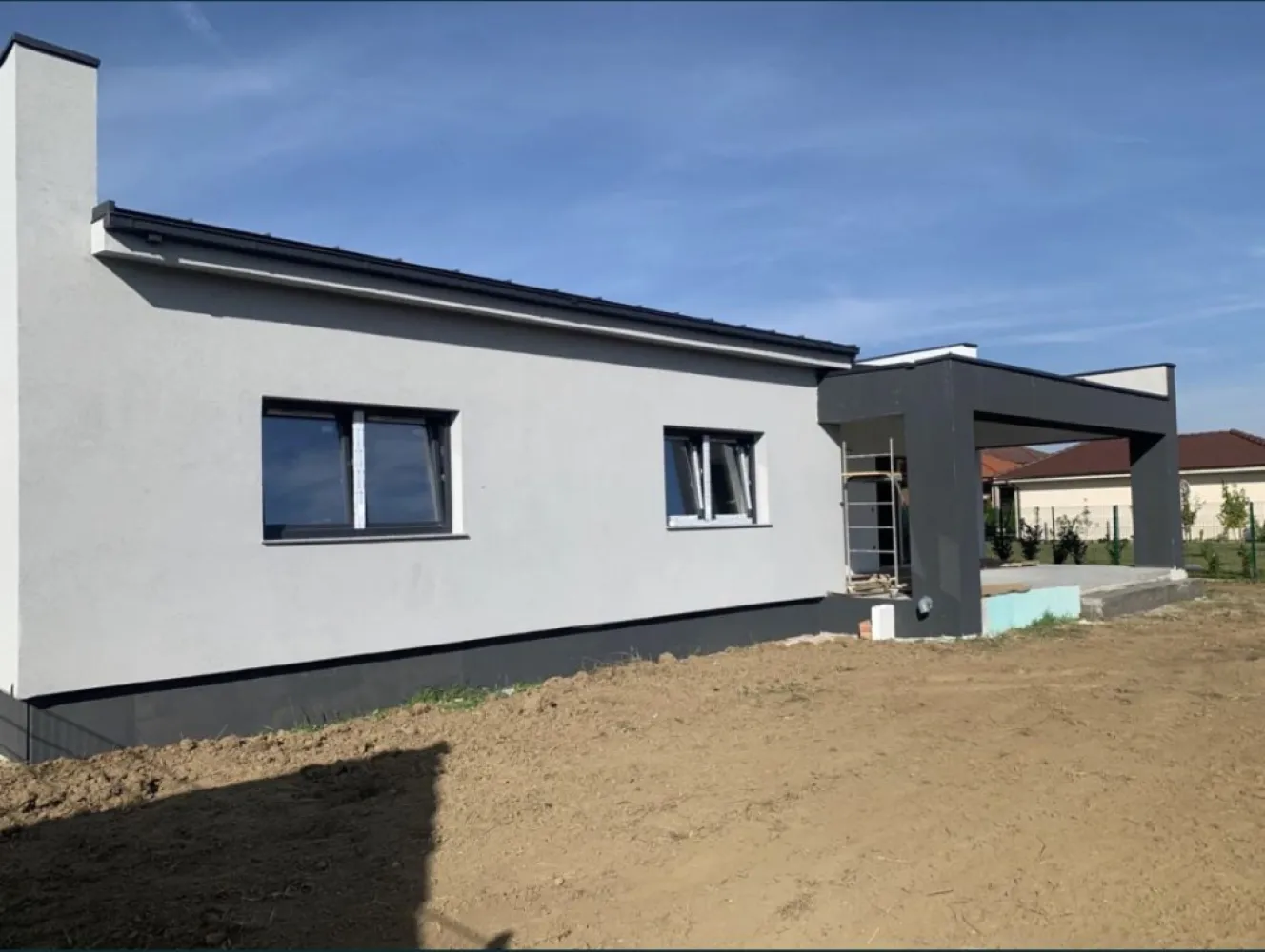 BRASADAS vinde casa noua cu 3 cam 120 mp. teren 700 mp in Paulesti. - Agenția imobiliara BRASADAS vinde casa pe un singur nivel, cu un design modern, situata in Paulesti pe Str. Crinului, conenctata la toate utilitatile. Compartimentarea ofera functionalitate si in acelasi timp confort: zona de living se imbina perfect cu bucataria open space, un dormitor matrimonial cu baie proprie si dressing, 2 dormitoare cu baie comuna si o terasa acoperita, generoasa de 25mp. Locuinta se vinde complet finisata la exterior, semi finisata la interior, cu incalzire in pardoseala, instalatii electrice si sanitare. La constructia casei a fost folosita caramida EvoCeramic marca Cemacon cu izolatie termica exterioara din polistiren de 15cm. Pentru acoperis s-a folosit un sistem modern si durabil, cu tabla dublu faltuita Impro iar tamplaria este marca Aluplast 85MD, cu geam triplu. Imobilul se alfa intr-o zona rezidentiala foarte linistita, Str. Crinului fiind una din putinele strazi din Paulesti cu o latime de 8m. Proiectul imobiliar este compus din doua case cu suprafete si compartimentare aproape identice, ambele case fiind de vanzare (155.000€ respectiv 160.000€ cea din strada). Suprafata utila 120mp + terase. www.brasadas.com.