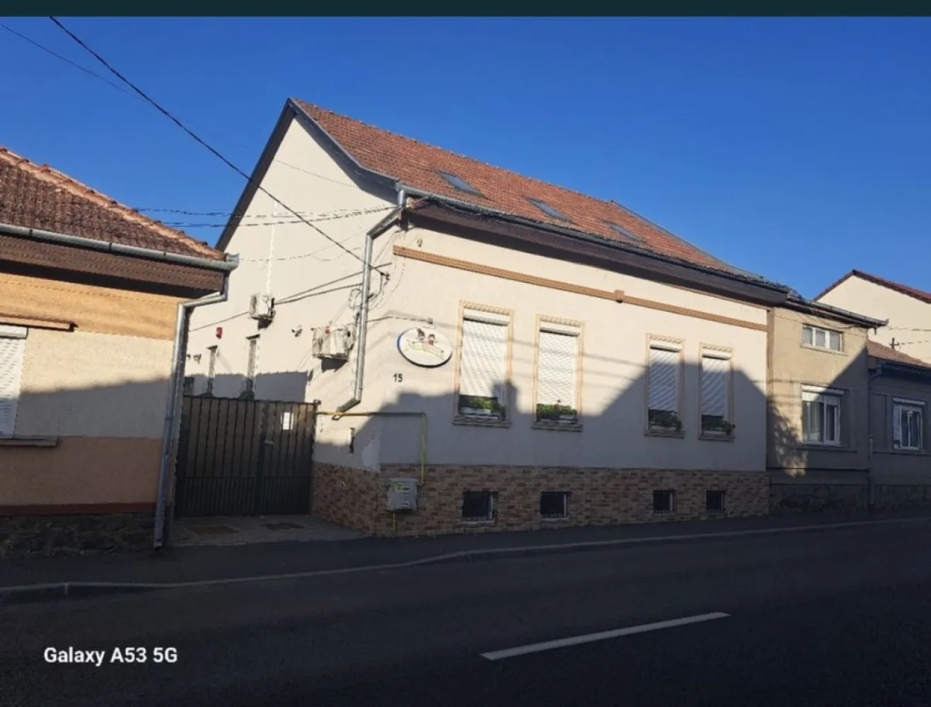 BRASADAS vinde casa in centrul orasului S+P+M Piata Mare - Agenția imobiliara BRASADAS vinde casa in centrul orașului, recent renovată partea de instalații ,centrala nouă, încălzire pe fiecare nivel mansardă 100 mp cu încălzire în pardoseala și 7 ferestre velux, parter 3 camere spațioase, 2 bai, un hol de primire mare și demisol 3 camere cu 1 baie și o cămară. Casa are curte proprie si 3 întrări. Se vinde complet mobilată. Www.brasadas.com.