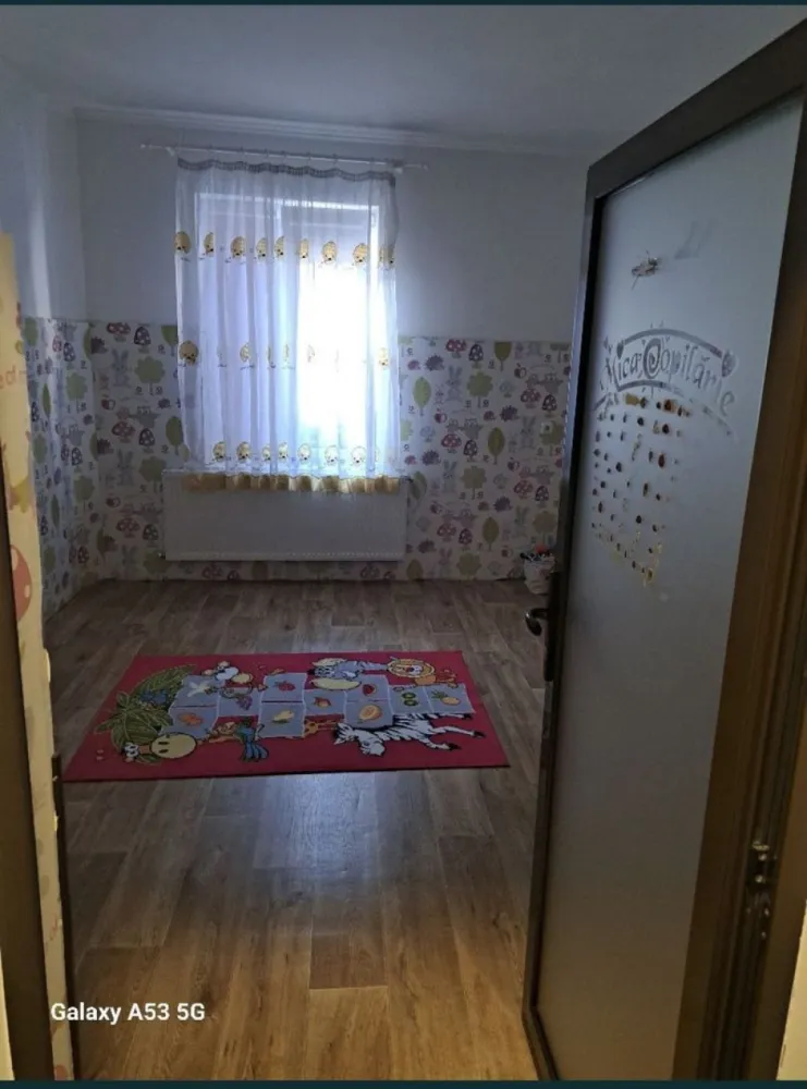 BRASADAS vinde casa in centrul orasului S+P+M Piata Mare - Agenția imobiliara BRASADAS vinde casa in centrul orașului, recent renovată partea de instalații ,centrala nouă, încălzire pe fiecare nivel mansardă 100 mp cu încălzire în pardoseala și 7 ferestre velux, parter 3 camere spațioase, 2 bai, un hol de primire mare și demisol 3 camere cu 1 baie și o cămară. Casa are curte proprie si 3 întrări. Se vinde complet mobilată. Www.brasadas.com.
