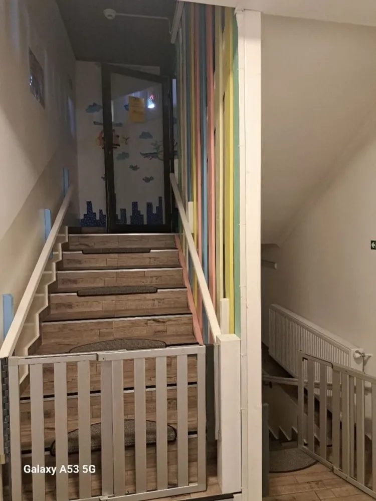 BRASADAS vinde casa in centrul orasului S+P+M Piata Mare - Agenția imobiliara BRASADAS vinde casa in centrul orașului, recent renovată partea de instalații ,centrala nouă, încălzire pe fiecare nivel mansardă 100 mp cu încălzire în pardoseala și 7 ferestre velux, parter 3 camere spațioase, 2 bai, un hol de primire mare și demisol 3 camere cu 1 baie și o cămară. Casa are curte proprie si 3 întrări. Se vinde complet mobilată. Www.brasadas.com.