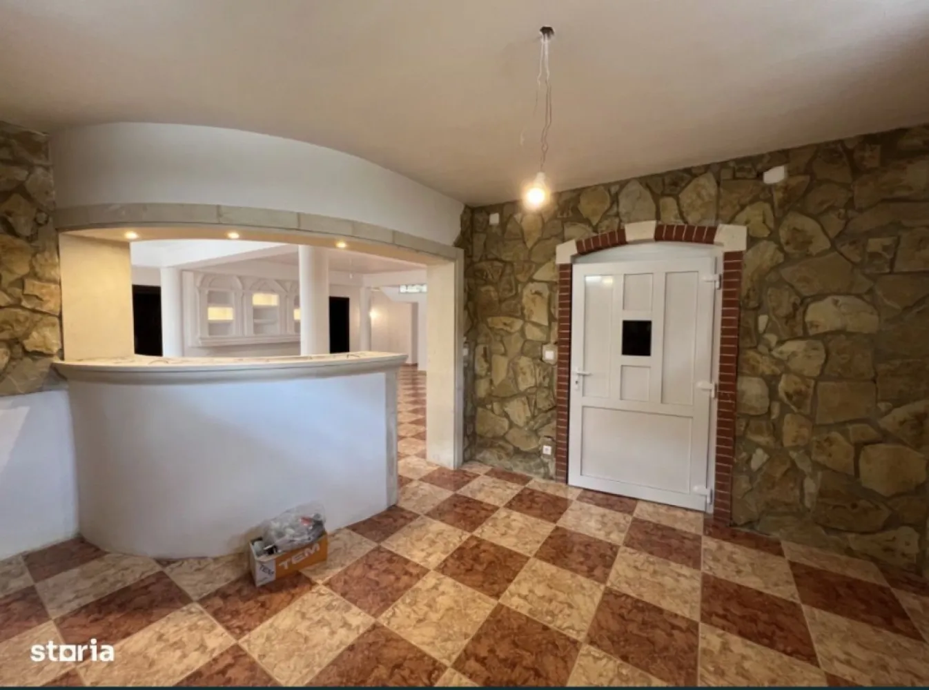 BRASADAS vinde casa DEOSEBITA in zona Titulescu. - Agentia Imobiliara BRASADAS vinde casa DEOSEBITA in zona Titulescu. Casa este poziționată intr-o zona liniștita, are o suprafața de 520 mp. Este compartimentata astfel: Subsol, parter și etaj. Subsolul are 2 camere, bucatarie, camera tehnica (camera centralei, spălătorie), crama. Parterul este compus din :2 camere, living generos, Bucătărie, debara și baie. La etaj sunt 3 dormitoare, baie, 3 balcoane. Imobilul dispune și de garaj cu acces din strada. Terenul aferent are o suprafața de 586 mp. Construcția poate fi utilizată ca și casa pentru locuit sau sediu societate. Prețul este de 643500 euro ușor negociabil. Www.brasadas.com.