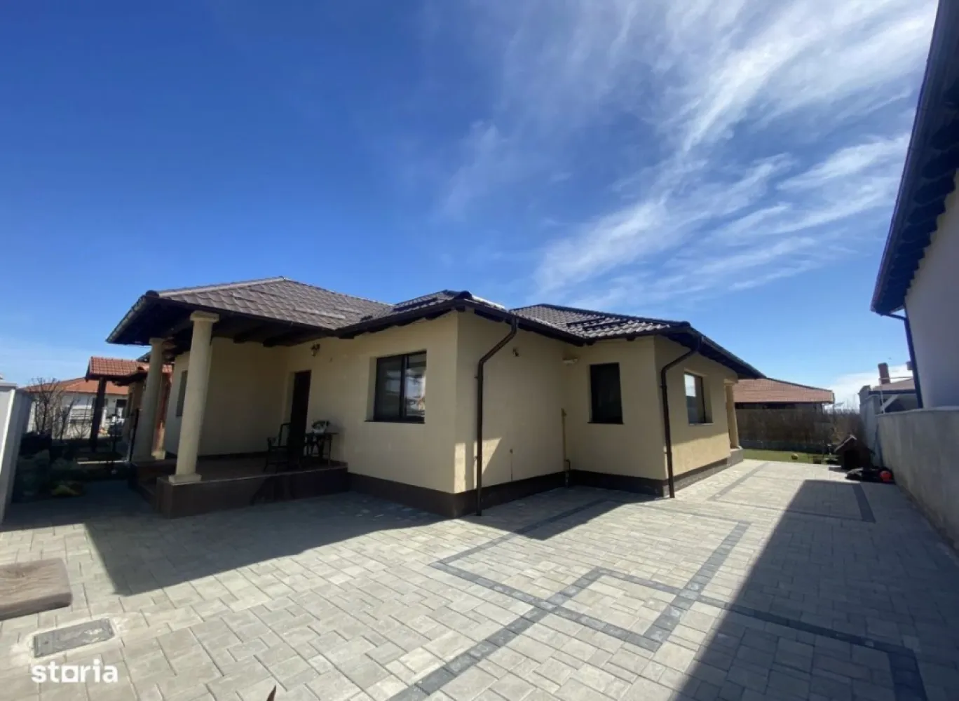 Casa mobilata cartier Marcus Satu Mare - Vând casă mobilată pe strada Amurgului, Cartier Marcus (între Satu Mare și Lazuri), finalizată în 2018, cu toate utilitățile, încălzire în pardoseală, decomandată, cu 3 dormitoare, un living, bucătărie, 2 băi, dressing, pod și o magazie în spatele curții. Suprafata terenului: 500 mp. Front teren: 17 m. Curtea este pavata, iar in spatele casei este gazon. Pentru mai multe imagini si informatii, in privat.
