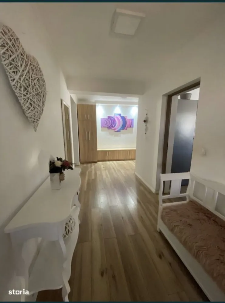 Casa mobilata cartier Marcus Satu Mare - Vând casă mobilată pe strada Amurgului, Cartier Marcus (între Satu Mare și Lazuri), finalizată în 2018, cu toate utilitățile, încălzire în pardoseală, decomandată, cu 3 dormitoare, un living, bucătărie, 2 băi, dressing, pod și o magazie în spatele curții. Suprafata terenului: 500 mp. Front teren: 17 m. Curtea este pavata, iar in spatele casei este gazon. Pentru mai multe imagini si informatii, in privat.