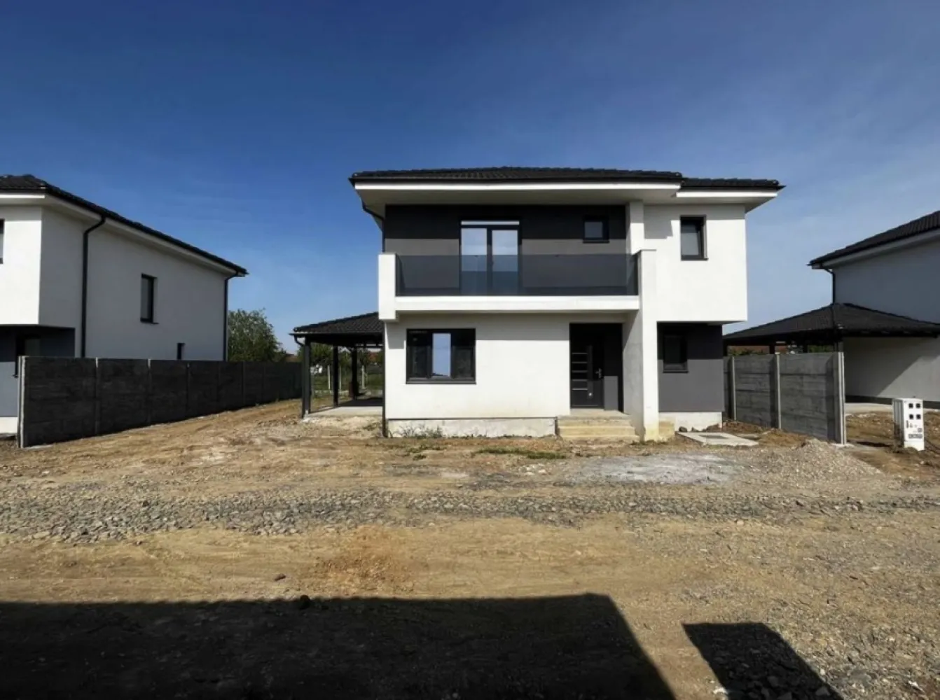 Vand casa Drumul Odoreului122 mp utili - Proprietar, Vand Casa noua , Zona Odoreului Cartier Iris 2 , vizavi de sala de nunta Suprafata construita este de 155mp , utila de 122 mp + 40 mp terasa si garaj acoperit , gata finisat , vopsit in Alb Suprafata terenului este de 340 mp Casa se preda in urmatoarele conditii : - toate utilitatile , Curent , Gaz , apa , canal , RDS Gard din placi de beton despartitoare intre case Gard din beton la strada - Interior tencuit, gletuit si Vopsit Alb -Geamuri termopan Rehau Synego cu 7 camere ,3 sticla si 3 garnituri + pervaze interior si exterior - Instalatie electrica -instalatie sanitara cu incalzire in pardosea la parter si etaj - Exterior izolat cu polistiren de 10 cm + silicat - Balustrada din sticla securizata si laminata de 16 mm Compartimentare parter -Hol , -Living , -bucatarie , -baie , -terasa si garaj Compartimentare etaj - 3 dormitoare -1 baie -1 dresing -hol + urcare in pod Pt informatii 0 ************************ 2