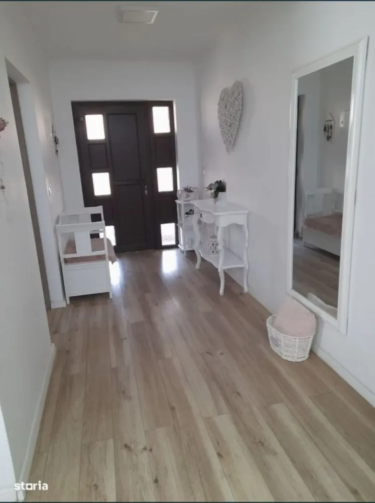 Casa mobilata cartier Marcus Satu Mare - Vând casă mobilată pe strada Amurgului, Cartier Marcus (între Satu Mare și Lazuri), finalizată în 2018, cu toate utilitățile, încălzire în pardoseală, decomandată, cu 3 dormitoare, un living, bucătărie, 2 băi, dressing, pod și o magazie în spatele curții. Suprafata terenului: 500 mp. Front teren: 17 m. Curtea este pavata, iar in spatele casei este gazon. Pentru mai multe imagini si informatii, in privat.