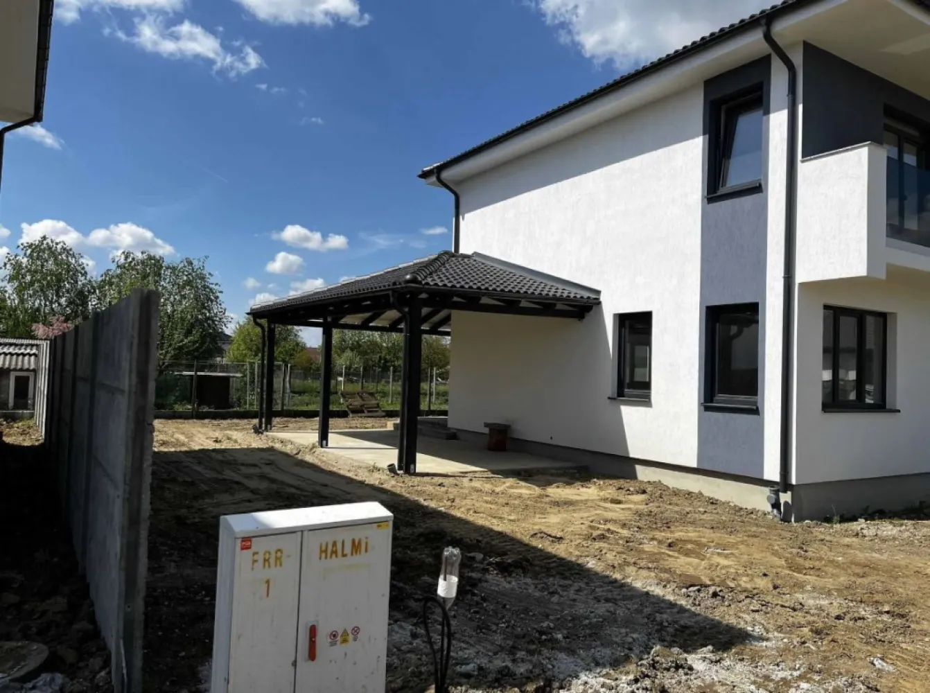 Vand casa Drumul Odoreului122 mp utili - Proprietar, Vand Casa noua , Zona Odoreului Cartier Iris 2 , vizavi de sala de nunta Suprafata construita este de 155mp , utila de 122 mp + 40 mp terasa si garaj acoperit , gata finisat , vopsit in Alb Suprafata terenului este de 340 mp Casa se preda in urmatoarele conditii : - toate utilitatile , Curent , Gaz , apa , canal , RDS Gard din placi de beton despartitoare intre case Gard din beton la strada - Interior tencuit, gletuit si Vopsit Alb -Geamuri termopan Rehau Synego cu 7 camere ,3 sticla si 3 garnituri + pervaze interior si exterior - Instalatie electrica -instalatie sanitara cu incalzire in pardosea la parter si etaj - Exterior izolat cu polistiren de 10 cm + silicat - Balustrada din sticla securizata si laminata de 16 mm Compartimentare parter -Hol , -Living , -bucatarie , -baie , -terasa si garaj Compartimentare etaj - 3 dormitoare -1 baie -1 dresing -hol + urcare in pod Pt informatii 0 ************************ 2