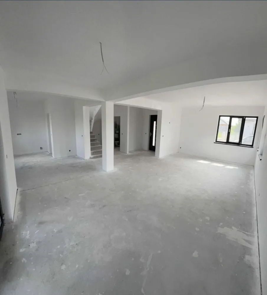 Vand casa Drumul Odoreului122 mp utili - Proprietar, Vand Casa noua , Zona Odoreului Cartier Iris 2 , vizavi de sala de nunta Suprafata construita este de 155mp , utila de 122 mp + 40 mp terasa si garaj acoperit , gata finisat , vopsit in Alb Suprafata terenului este de 340 mp Casa se preda in urmatoarele conditii : - toate utilitatile , Curent , Gaz , apa , canal , RDS Gard din placi de beton despartitoare intre case Gard din beton la strada - Interior tencuit, gletuit si Vopsit Alb -Geamuri termopan Rehau Synego cu 7 camere ,3 sticla si 3 garnituri + pervaze interior si exterior - Instalatie electrica -instalatie sanitara cu incalzire in pardosea la parter si etaj - Exterior izolat cu polistiren de 10 cm + silicat - Balustrada din sticla securizata si laminata de 16 mm Compartimentare parter -Hol , -Living , -bucatarie , -baie , -terasa si garaj Compartimentare etaj - 3 dormitoare -1 baie -1 dresing -hol + urcare in pod Pt informatii 0 ************************ 2