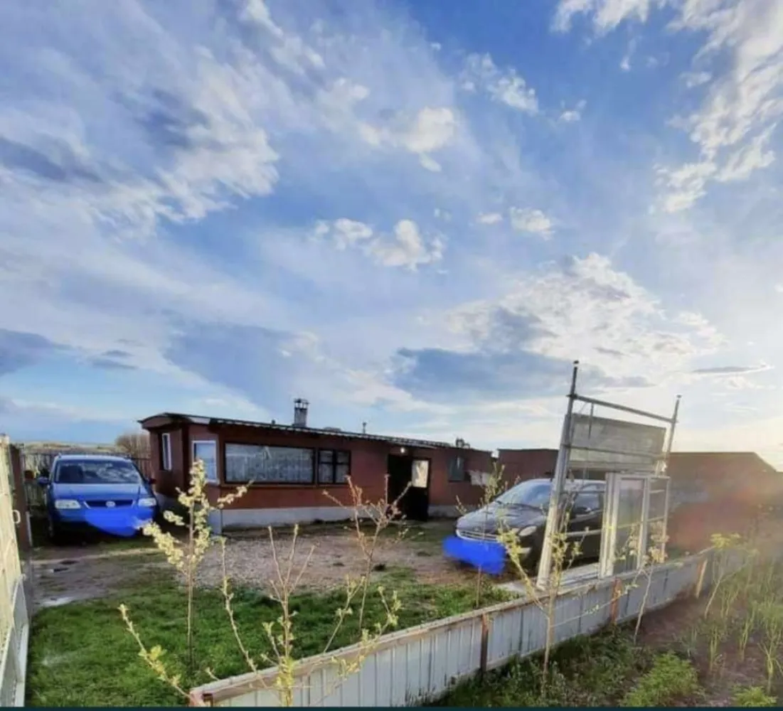 Vand casa mobila pe roti pe suprafata de teren de 200 mp - Vand casa mobila pe roți, izolata termic cu polistiren ea nu mai poate fi mutata,geamuri de termopan noi doua dormitoare 2 băi,cabina de duș, bucătărie mobilata si utilata complet,curte plus anexe: lemnarie,atelier,curte cu pomi fructiferi!! Incalzirea se face pe lemne in soba de teracota! Ideal pt casa de vacanta,dar se poate locuii si permanent in ea !!Casa se afla la 200 de metri de strandul Mihaeni! Cel care o va cumpara va putea sa o inchirieze si pt turisti daca dorește!Prețul este de 16.000 de euro negociabil!Pt detalii va rog sa sunați la nr de telefon:07******49!