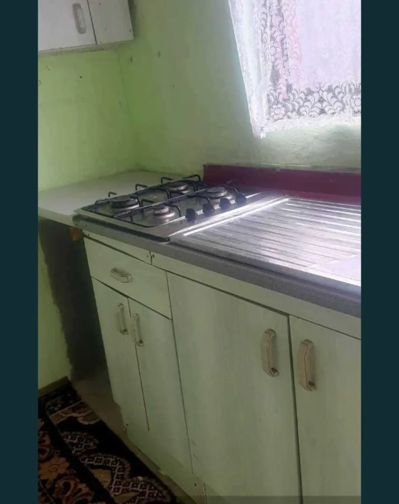 Vand casa mobila pe roti pe suprafata de teren de 200 mp - Vand casa mobila pe roți, izolata termic cu polistiren ea nu mai poate fi mutata,geamuri de termopan noi doua dormitoare 2 băi,cabina de duș, bucătărie mobilata si utilata complet,curte plus anexe: lemnarie,atelier,curte cu pomi fructiferi!! Incalzirea se face pe lemne in soba de teracota! Ideal pt casa de vacanta,dar se poate locuii si permanent in ea !!Casa se afla la 200 de metri de strandul Mihaeni! Cel care o va cumpara va putea sa o inchirieze si pt turisti daca dorește!Prețul este de 16.000 de euro negociabil!Pt detalii va rog sa sunați la nr de telefon:07******49!