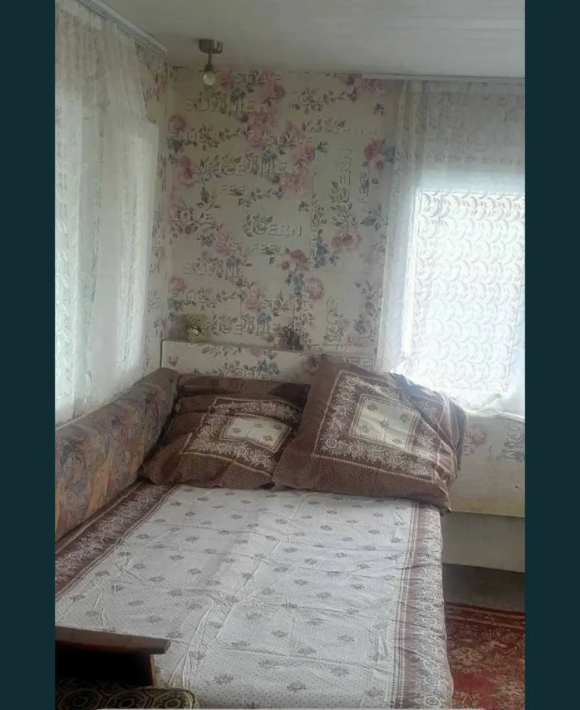 Vand casa mobila pe roti pe suprafata de teren de 200 mp - Vand casa mobila pe roți, izolata termic cu polistiren ea nu mai poate fi mutata,geamuri de termopan noi doua dormitoare 2 băi,cabina de duș, bucătărie mobilata si utilata complet,curte plus anexe: lemnarie,atelier,curte cu pomi fructiferi!! Incalzirea se face pe lemne in soba de teracota! Ideal pt casa de vacanta,dar se poate locuii si permanent in ea !!Casa se afla la 200 de metri de strandul Mihaeni! Cel care o va cumpara va putea sa o inchirieze si pt turisti daca dorește!Prețul este de 16.000 de euro negociabil!Pt detalii va rog sa sunați la nr de telefon:07******49!