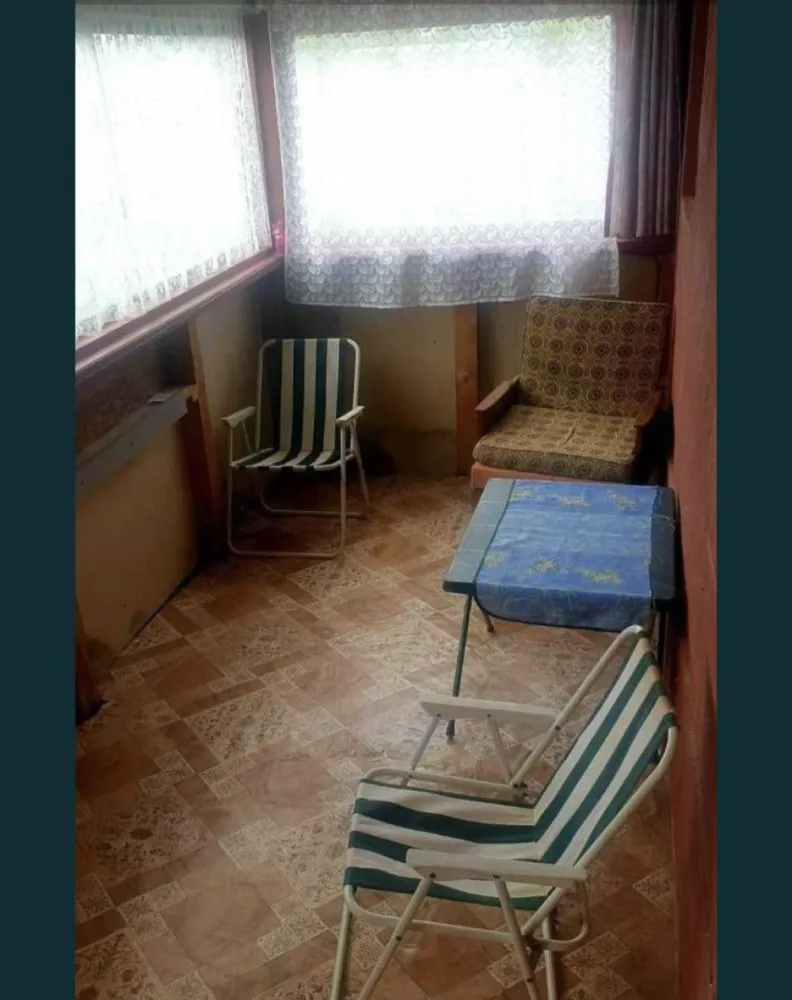 Vand casa mobila pe roti pe suprafata de teren de 200 mp - Vand casa mobila pe roți, izolata termic cu polistiren ea nu mai poate fi mutata,geamuri de termopan noi doua dormitoare 2 băi,cabina de duș, bucătărie mobilata si utilata complet,curte plus anexe: lemnarie,atelier,curte cu pomi fructiferi!! Incalzirea se face pe lemne in soba de teracota! Ideal pt casa de vacanta,dar se poate locuii si permanent in ea !!Casa se afla la 200 de metri de strandul Mihaeni! Cel care o va cumpara va putea sa o inchirieze si pt turisti daca dorește!Prețul este de 16.000 de euro negociabil!Pt detalii va rog sa sunați la nr de telefon:07******49!