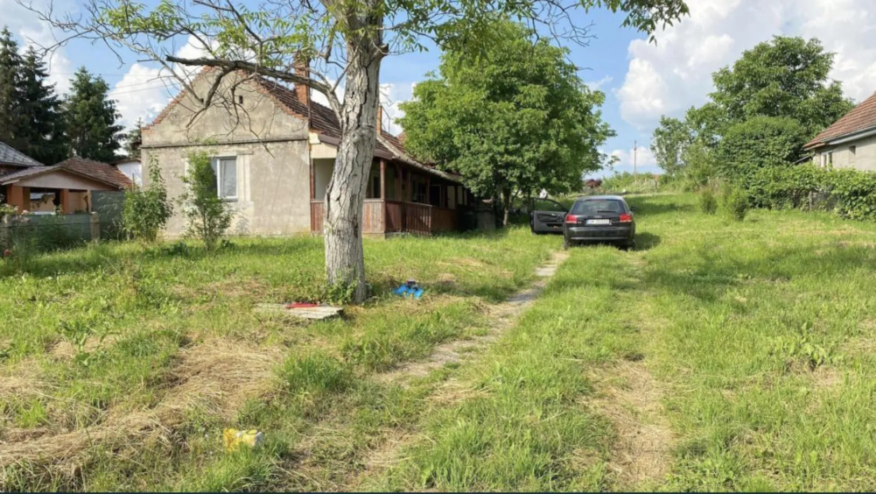 Casa de vanzare - Vand casa cu 7,15ari de teren in centrul comunei Viile Satu Mare , casa ii compusă din 1 camera , bucatarie,debara,baie terasa, sala de cazan,casa dispune de încălzire centrala cu cazan viadrus pe lemne, Imediat ocupabila!!accept schimb cu garsoniera zona burdea sau Ap 2 cam plus dif. Pret 33000 euro .inf 07******31