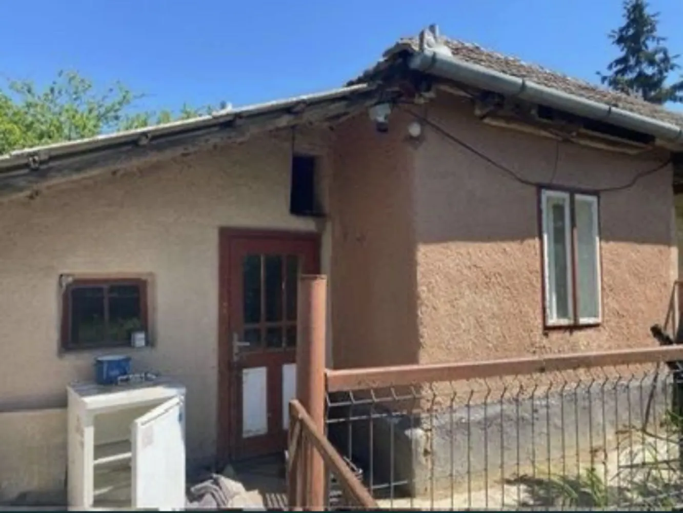 Casa de vanzare- Pret in euro - Propun spre vânzare o proprietate de aproximativ 15 ari , cu o curte și grădina generoasă, lânga se afla si un râu. Casa este compusă din 3 camere , o bucatarie , si o bucatarie de vară, cămara , Geamuri si ușii de termopan si lemn. Mai multe poze în privat... Proprietatea se afla la satul Dindești jud SM o zonă liniștita. Pentru vizionare si mai multe informații va rog sa ma contactați la telefon. 07******13 Pret în euro ,putin negociabil