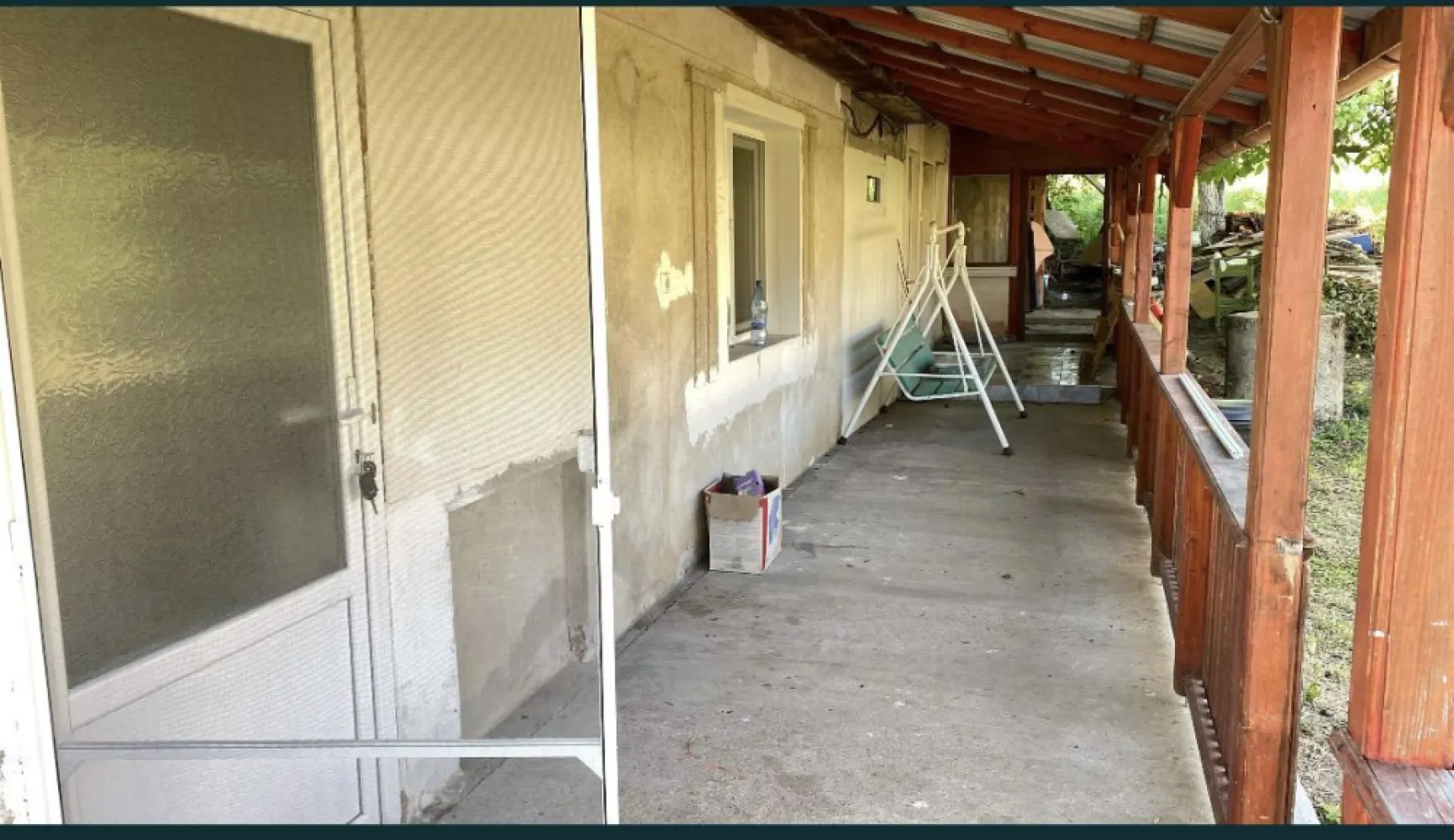 Casa de vanzare - Vand casa cu 7,15ari de teren in centrul comunei Viile Satu Mare , casa ii compusă din 1 camera , bucatarie,debara,baie terasa, sala de cazan,casa dispune de încălzire centrala cu cazan viadrus pe lemne, Imediat ocupabila!!accept schimb cu garsoniera zona burdea sau Ap 2 cam plus dif. Pret 33000 euro .inf 07******31
