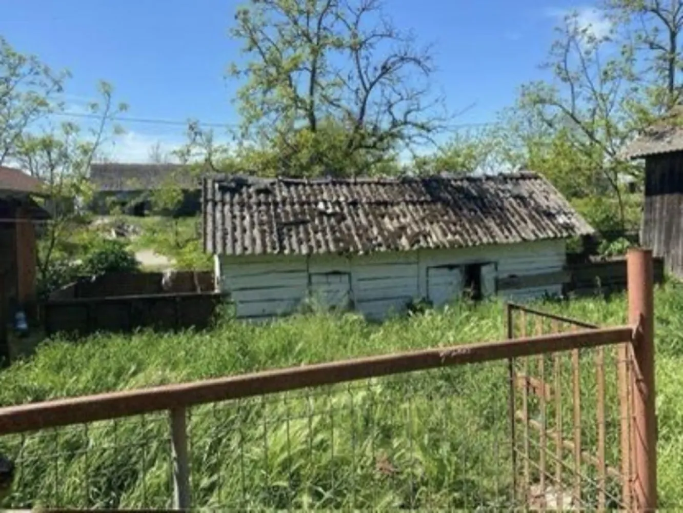 Casa de vanzare- Pret in euro - Propun spre vânzare o proprietate de aproximativ 15 ari , cu o curte și grădina generoasă, lânga se afla si un râu. Casa este compusă din 3 camere , o bucatarie , si o bucatarie de vară, cămara , Geamuri si ușii de termopan si lemn. Mai multe poze în privat... Proprietatea se afla la satul Dindești jud SM o zonă liniștita. Pentru vizionare si mai multe informații va rog sa ma contactați la telefon. 07******13 Pret în euro ,putin negociabil