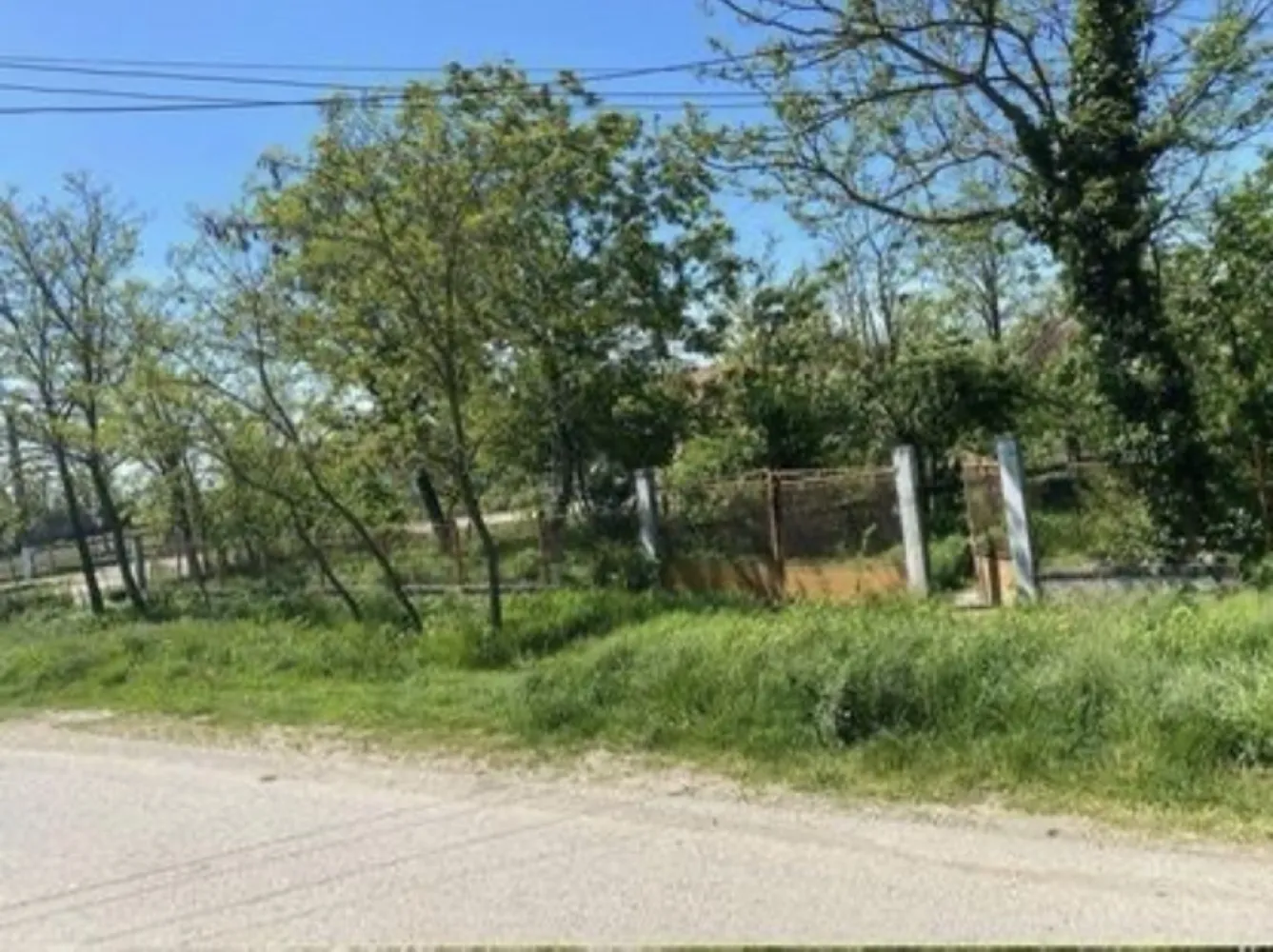 Casa de vanzare- Pret in euro - Propun spre vânzare o proprietate de aproximativ 15 ari , cu o curte și grădina generoasă, lânga se afla si un râu. Casa este compusă din 3 camere , o bucatarie , si o bucatarie de vară, cămara , Geamuri si ușii de termopan si lemn. Mai multe poze în privat... Proprietatea se afla la satul Dindești jud SM o zonă liniștita. Pentru vizionare si mai multe informații va rog sa ma contactați la telefon. 07******13 Pret în euro ,putin negociabil