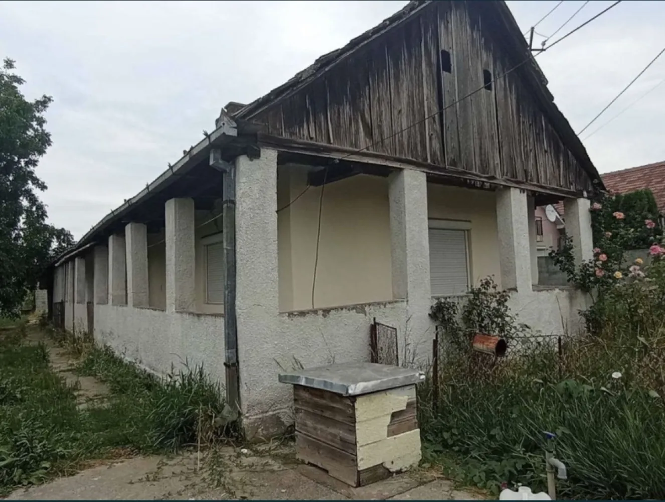Casa cu teren de vanzare-Satmarel, Satu Mare - Această proprietate reprezintă o oportunitate excelentă pentru cei care doresc să locuiască într-o zonă liniștită și pitorească, dar totuși la o aruncătură de băț de facilitățile orașului. Casa este amplasată pe un teren generos de 2599 metri pătrați, oferind mult spațiu pentru activități în aer liber și potențial pentru extindere sau dezvoltare suplimentară. Proprietatea se bucură de poziționare excelentă, situată chiar la intrarea în localitatea Satmarel, pe drumul principal, asigurând acces ușor și rapid la mijloacele de transport și la principalele artere ale orașului.