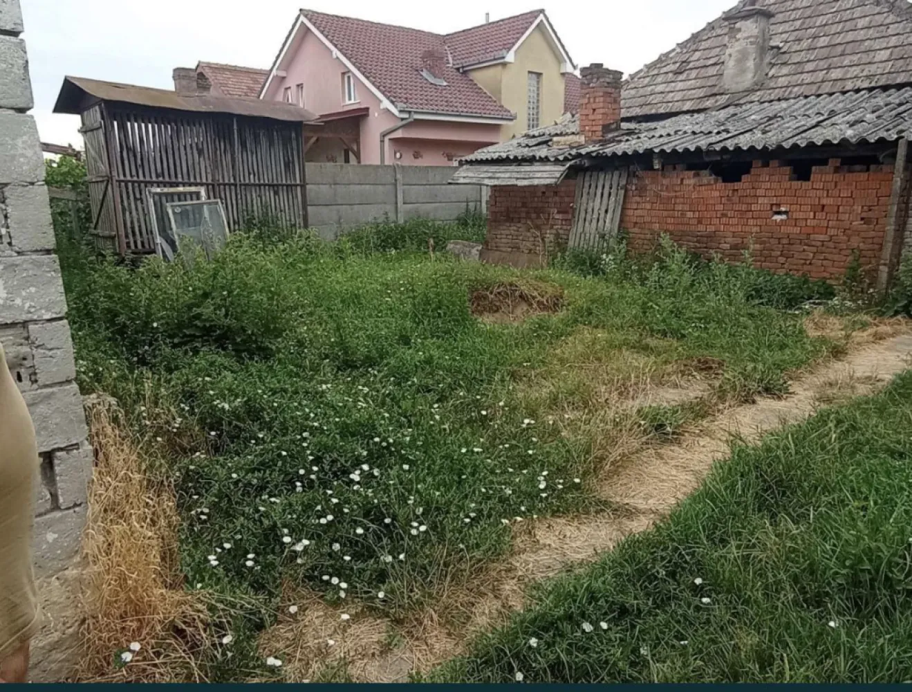 Casa cu teren de vanzare-Satmarel, Satu Mare - Această proprietate reprezintă o oportunitate excelentă pentru cei care doresc să locuiască într-o zonă liniștită și pitorească, dar totuși la o aruncătură de băț de facilitățile orașului. Casa este amplasată pe un teren generos de 2599 metri pătrați, oferind mult spațiu pentru activități în aer liber și potențial pentru extindere sau dezvoltare suplimentară. Proprietatea se bucură de poziționare excelentă, situată chiar la intrarea în localitatea Satmarel, pe drumul principal, asigurând acces ușor și rapid la mijloacele de transport și la principalele artere ale orașului.