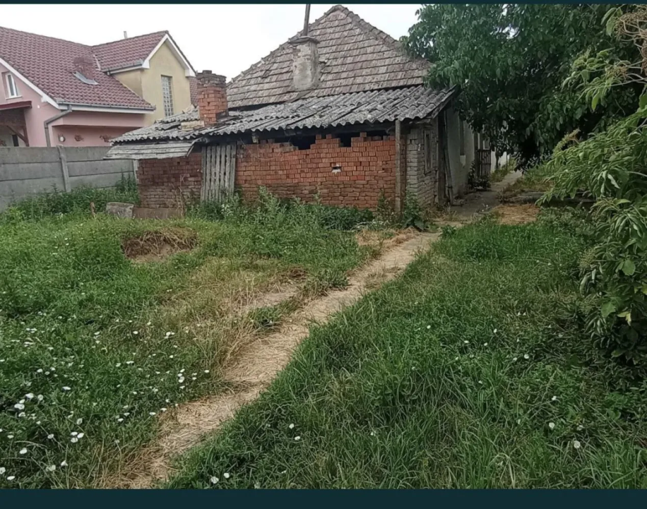 Casa cu teren de vanzare-Satmarel, Satu Mare - Această proprietate reprezintă o oportunitate excelentă pentru cei care doresc să locuiască într-o zonă liniștită și pitorească, dar totuși la o aruncătură de băț de facilitățile orașului. Casa este amplasată pe un teren generos de 2599 metri pătrați, oferind mult spațiu pentru activități în aer liber și potențial pentru extindere sau dezvoltare suplimentară. Proprietatea se bucură de poziționare excelentă, situată chiar la intrarea în localitatea Satmarel, pe drumul principal, asigurând acces ușor și rapid la mijloacele de transport și la principalele artere ale orașului.