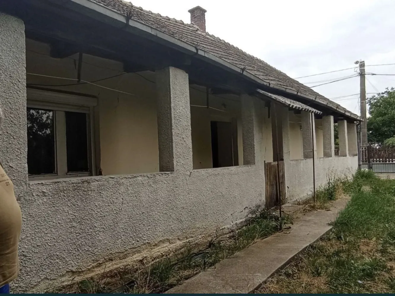 Casa cu teren de vanzare-Satmarel, Satu Mare - Această proprietate reprezintă o oportunitate excelentă pentru cei care doresc să locuiască într-o zonă liniștită și pitorească, dar totuși la o aruncătură de băț de facilitățile orașului. Casa este amplasată pe un teren generos de 2599 metri pătrați, oferind mult spațiu pentru activități în aer liber și potențial pentru extindere sau dezvoltare suplimentară. Proprietatea se bucură de poziționare excelentă, situată chiar la intrarea în localitatea Satmarel, pe drumul principal, asigurând acces ușor și rapid la mijloacele de transport și la principalele artere ale orașului.