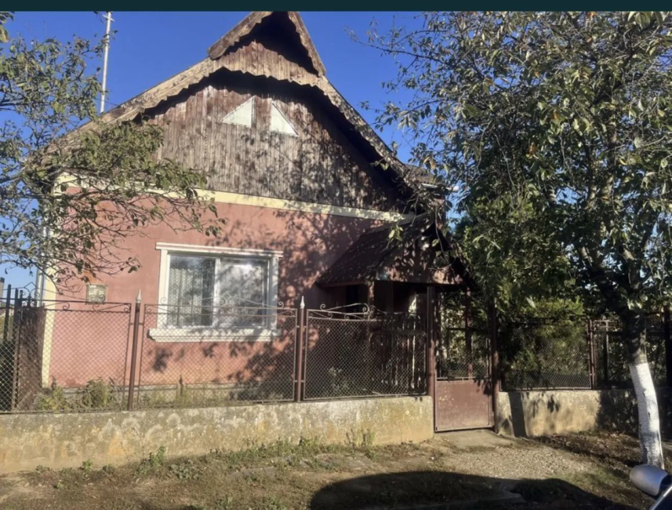 Casa de vanzare in Ianculesti - Casă de vânzare în Ianculesti, la 7 km de Carei. 2 camere, bucătărie mare 4x4, 2 camari spațioase, hol și anexe. Camerele au parchet laminat, sunt mobilate, ușiile și ferestrele sunt de tip termopan. Suprafata totală: 2200 mp2 intravilan, ce conține și grădină 17 ari, acte la zi. Preț: 40.000€, usor negociabil. Mai multe detalii se pot obține apelând numărul: 07******60