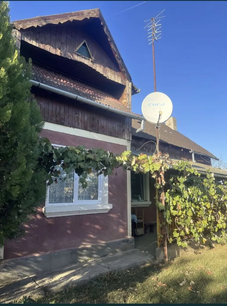 Casa de vanzare in Ianculesti - Casă de vânzare în Ianculesti, la 7 km de Carei. 2 camere, bucătărie mare 4x4, 2 camari spațioase, hol și anexe. Camerele au parchet laminat, sunt mobilate, ușiile și ferestrele sunt de tip termopan. Suprafata totală: 2200 mp2 intravilan, ce conține și grădină 17 ari, acte la zi. Preț: 40.000€, usor negociabil. Mai multe detalii se pot obține apelând numărul: 07******60