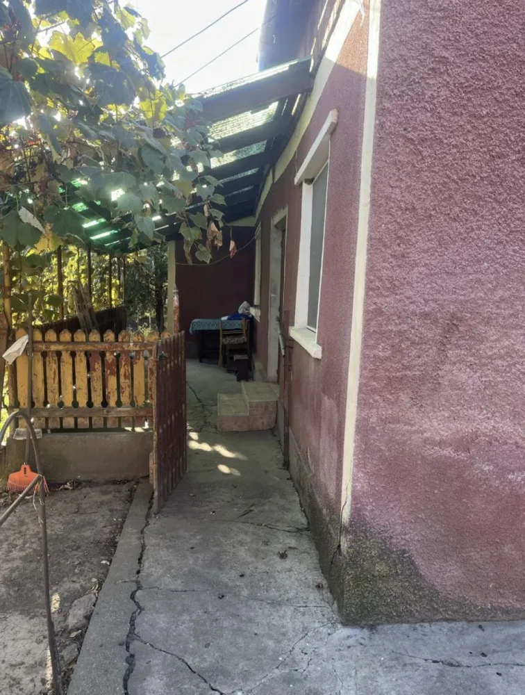 Casa de vanzare in Ianculesti - Casă de vânzare în Ianculesti, la 7 km de Carei. 2 camere, bucătărie mare 4x4, 2 camari spațioase, hol și anexe. Camerele au parchet laminat, sunt mobilate, ușiile și ferestrele sunt de tip termopan. Suprafata totală: 2200 mp2 intravilan, ce conține și grădină 17 ari, acte la zi. Preț: 40.000€, usor negociabil. Mai multe detalii se pot obține apelând numărul: 07******60