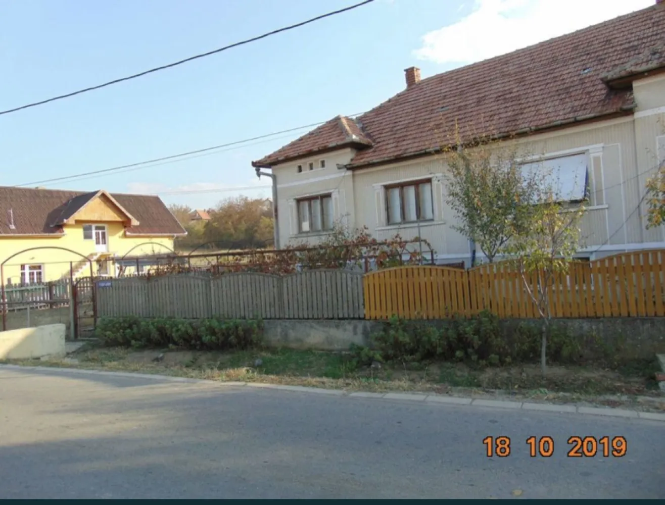 Casa Tasnad zona Strand - Vand casa P+E 256 mp, teren 650 mp, aproape de Strandul Tasnad, pe drumul principal, compusa din 5 camere si dependinte, structura beton armat si zidarie, utilitati retea de curent electrcie, apa-canal si gaz.