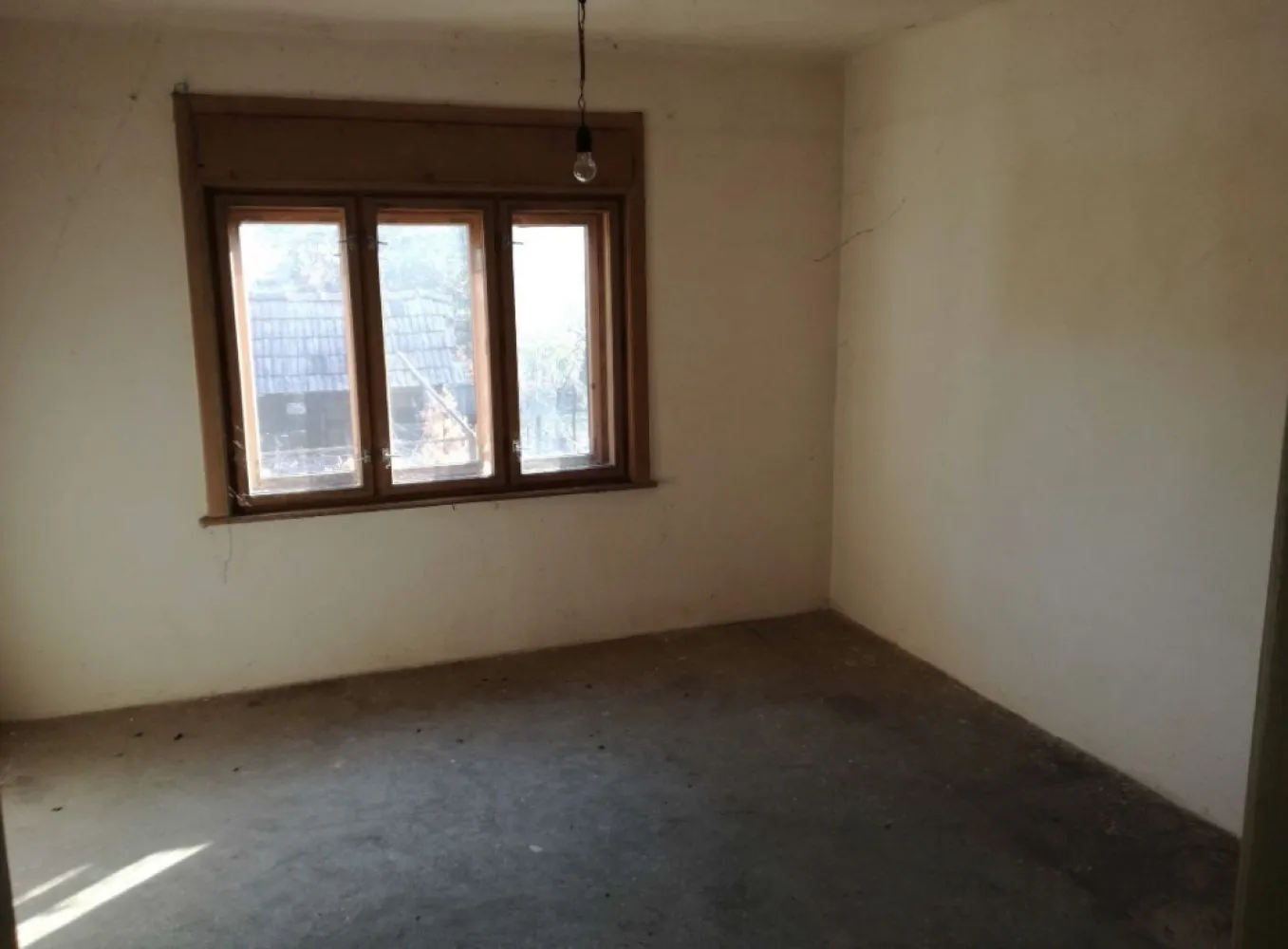 Casa Tasnad zona Strand - Vand casa P+E 256 mp, teren 650 mp, aproape de Strandul Tasnad, pe drumul principal, compusa din 5 camere si dependinte, structura beton armat si zidarie, utilitati retea de curent electrcie, apa-canal si gaz.