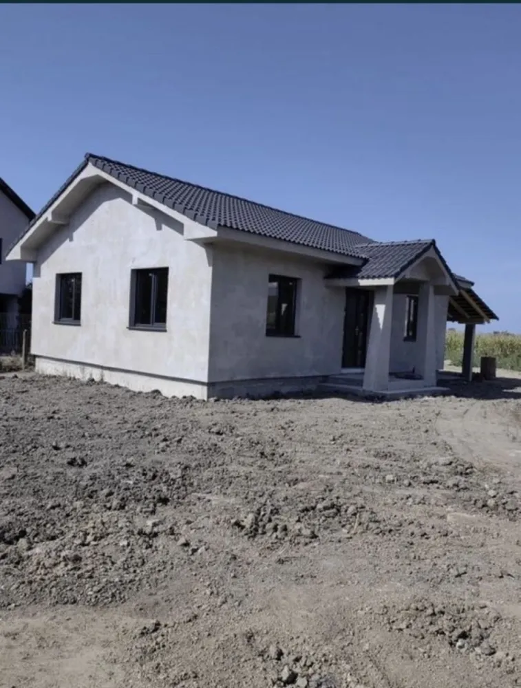Casa noua in satul Ruseni - Casa nouă în com. Paulesti,sat Ruseni la 10 km de Satu Mare,are o suprafață de 90 m2, compartimentata astfel: doua camere,o baie și bucătărie cu living open space mai are și o terasa de 30 m2, Casa este construita pe un teren de 6,5ari cu front de 20 metri liniari în interior casa este în rosu cu tavanele placate iar în exterior este izolata cu polistiren de 10 eps 80,cu geamuri termopane, ca și utilități are apa,canal și curent