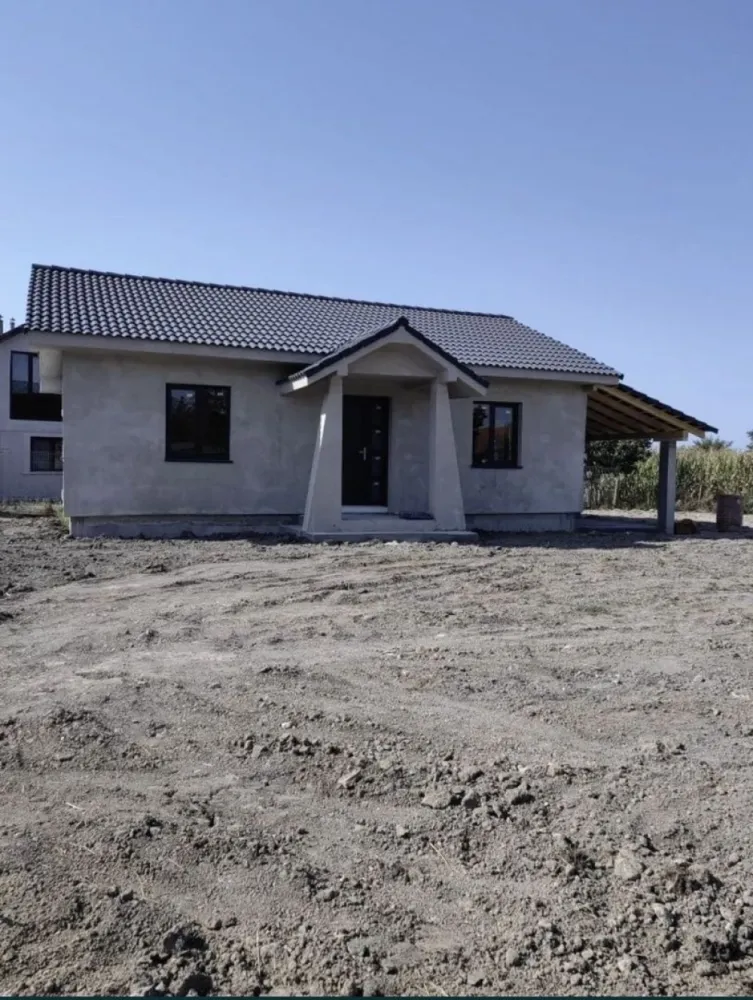 Casa noua in satul Ruseni - Casa nouă în com. Paulesti,sat Ruseni la 10 km de Satu Mare,are o suprafață de 90 m2, compartimentata astfel: doua camere,o baie și bucătărie cu living open space mai are și o terasa de 30 m2, Casa este construita pe un teren de 6,5ari cu front de 20 metri liniari în interior casa este în rosu cu tavanele placate iar în exterior este izolata cu polistiren de 10 eps 80,cu geamuri termopane, ca și utilități are apa,canal și curent
