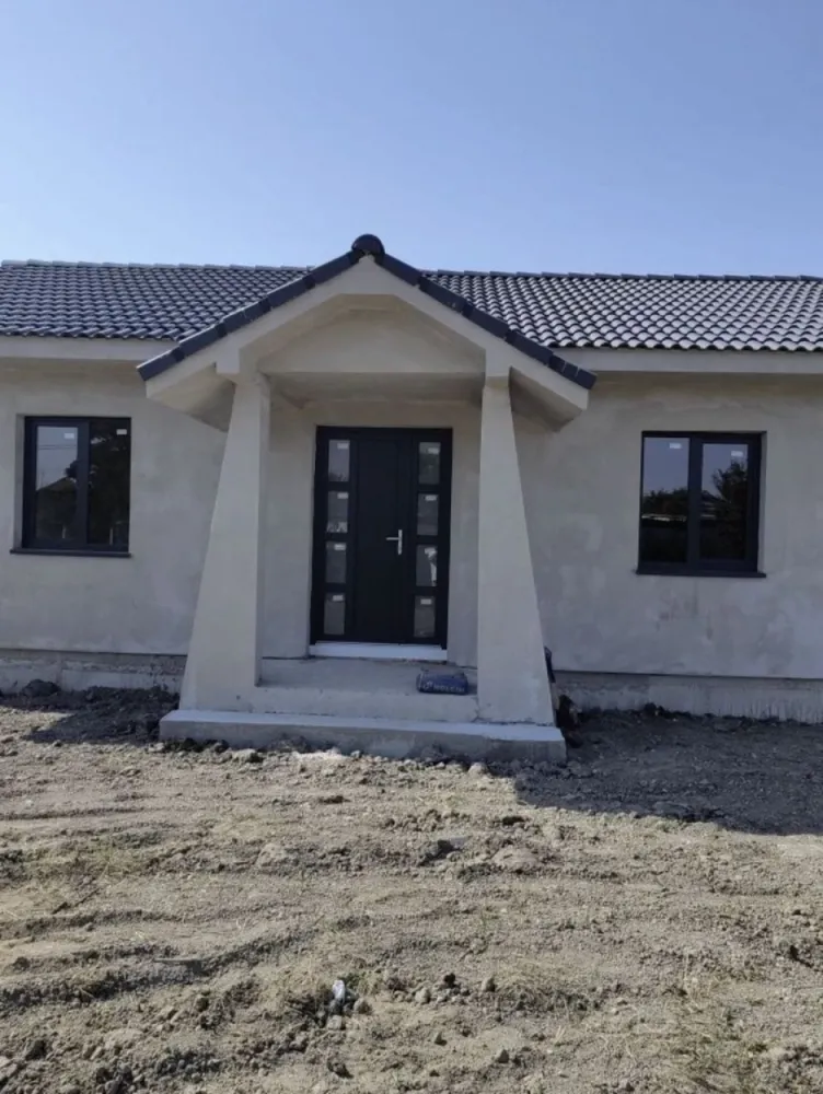 Casa noua in satul Ruseni - Casa nouă în com. Paulesti,sat Ruseni la 10 km de Satu Mare,are o suprafață de 90 m2, compartimentata astfel: doua camere,o baie și bucătărie cu living open space mai are și o terasa de 30 m2, Casa este construita pe un teren de 6,5ari cu front de 20 metri liniari în interior casa este în rosu cu tavanele placate iar în exterior este izolata cu polistiren de 10 eps 80,cu geamuri termopane, ca și utilități are apa,canal și curent