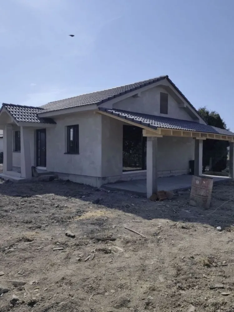 Casa noua in satul Ruseni - Casa nouă în com. Paulesti,sat Ruseni la 10 km de Satu Mare,are o suprafață de 90 m2, compartimentata astfel: doua camere,o baie și bucătărie cu living open space mai are și o terasa de 30 m2, Casa este construita pe un teren de 6,5ari cu front de 20 metri liniari în interior casa este în rosu cu tavanele placate iar în exterior este izolata cu polistiren de 10 eps 80,cu geamuri termopane, ca și utilități are apa,canal și curent