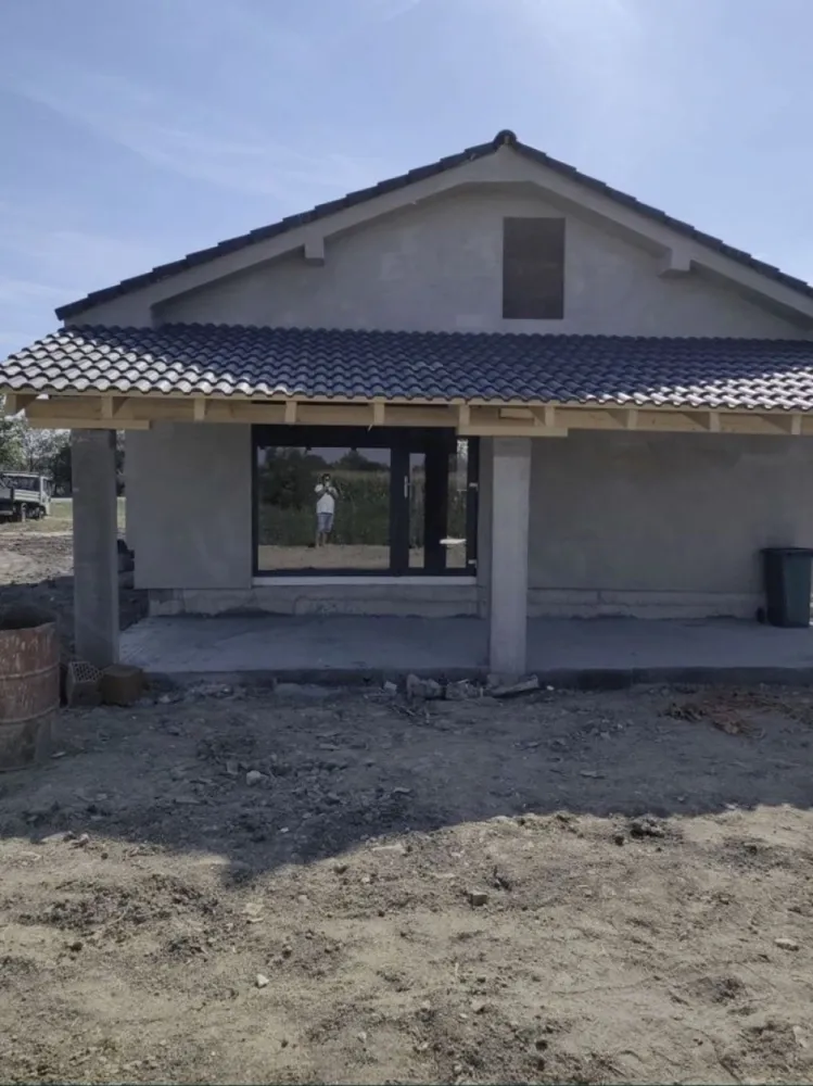 Casa noua in satul Ruseni - Casa nouă în com. Paulesti,sat Ruseni la 10 km de Satu Mare,are o suprafață de 90 m2, compartimentata astfel: doua camere,o baie și bucătărie cu living open space mai are și o terasa de 30 m2, Casa este construita pe un teren de 6,5ari cu front de 20 metri liniari în interior casa este în rosu cu tavanele placate iar în exterior este izolata cu polistiren de 10 eps 80,cu geamuri termopane, ca și utilități are apa,canal și curent