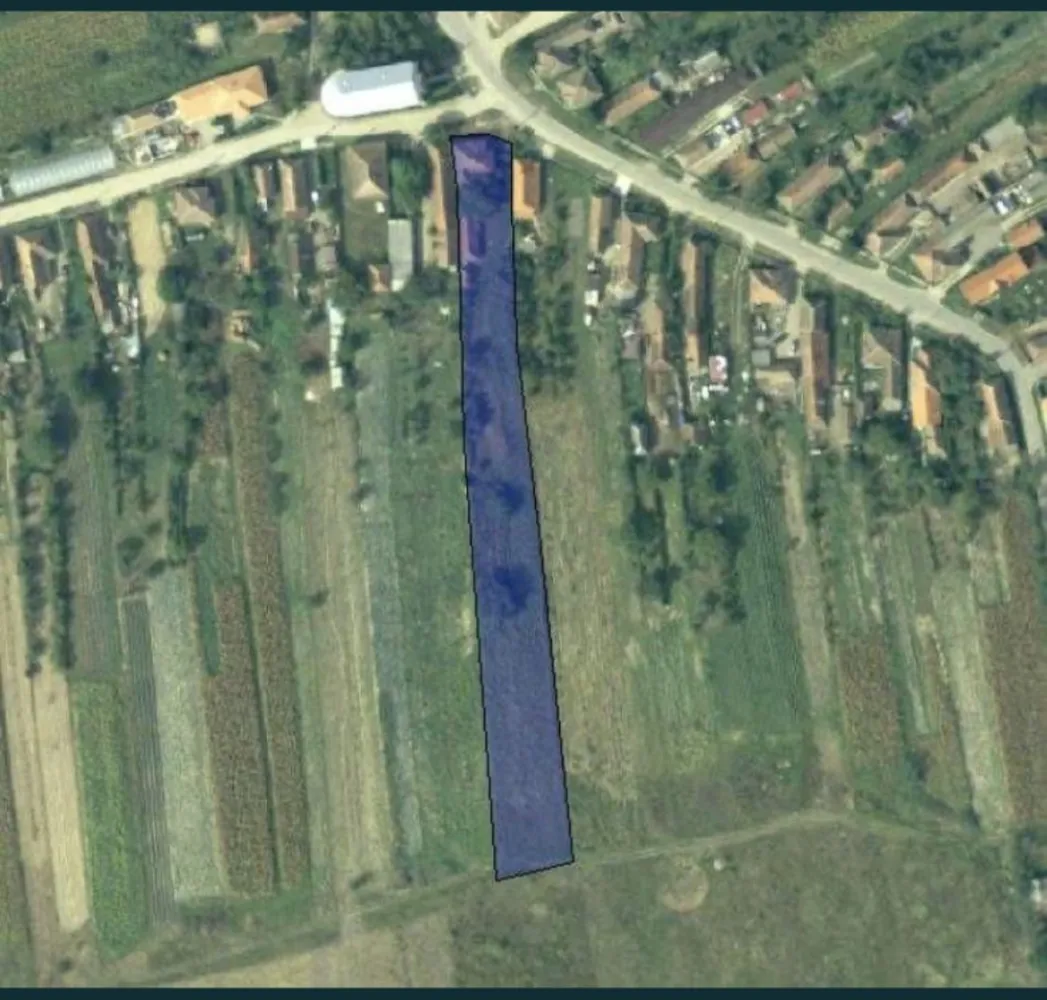 Casa 130mp cu teren de 4600 mp sat Dabolt - Vand casa comuna Halmeu, sat Dabolt langa Biserica Reformata, teren de 4600mp, front 19, 4m, casa are 130mp cu 3 camerem, veranda inchisa, bucatarie, baie, pod, beci, fundatie de beton, finisat clasic constructie solida, apa, curent, drum asfaltat.