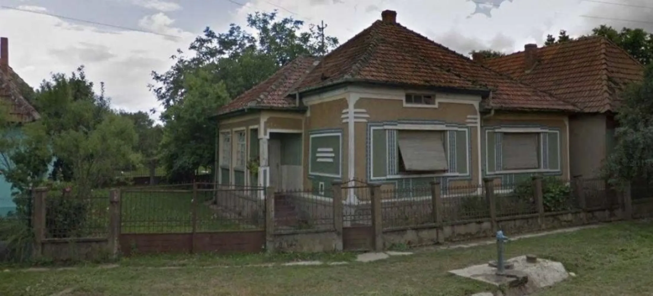 Casa 130mp cu teren de 4600 mp sat Dabolt - Vand casa comuna Halmeu, sat Dabolt langa Biserica Reformata, teren de 4600mp, front 19, 4m, casa are 130mp cu 3 camerem, veranda inchisa, bucatarie, baie, pod, beci, fundatie de beton, finisat clasic constructie solida, apa, curent, drum asfaltat.