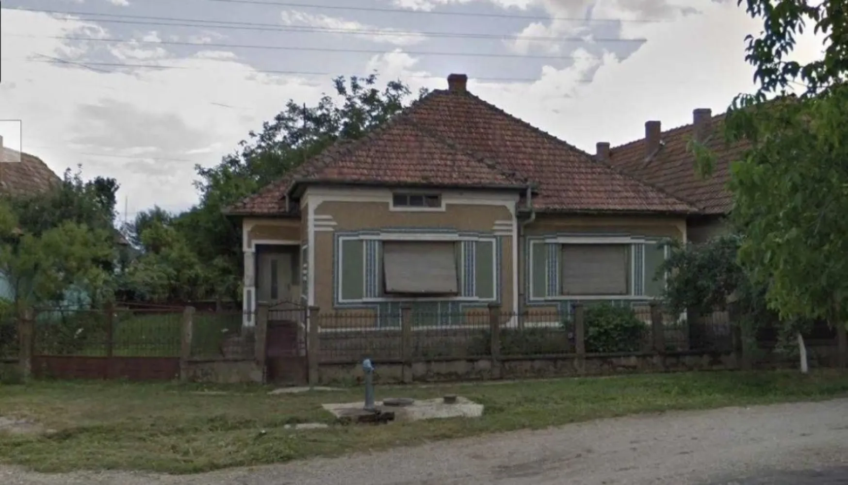 Casa 130mp cu teren de 4600 mp sat Dabolt - Vand casa comuna Halmeu, sat Dabolt langa Biserica Reformata, teren de 4600mp, front 19, 4m, casa are 130mp cu 3 camerem, veranda inchisa, bucatarie, baie, pod, beci, fundatie de beton, finisat clasic constructie solida, apa, curent, drum asfaltat.