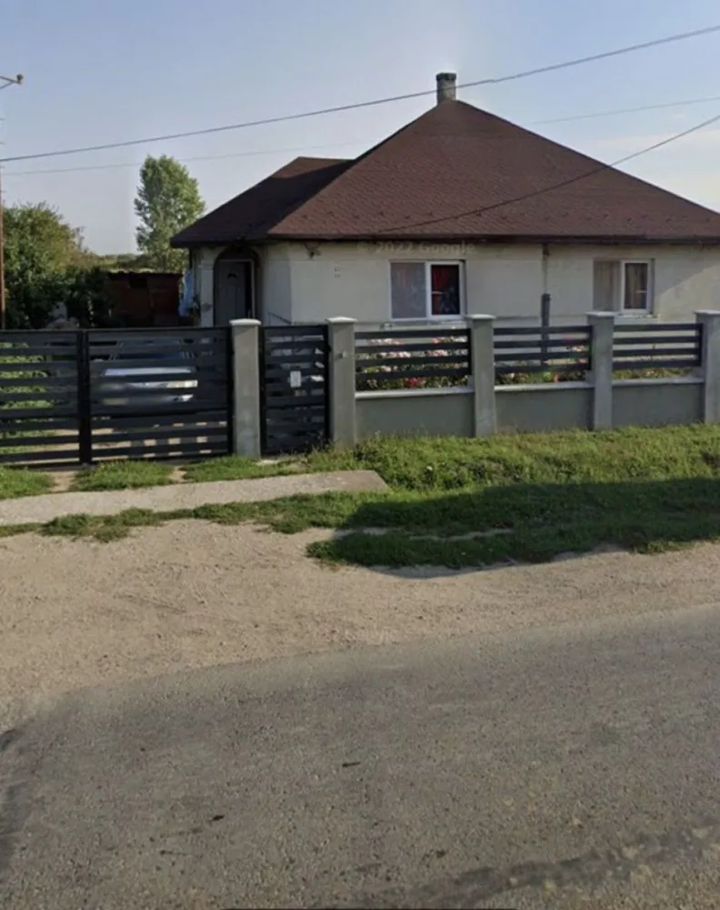 Vand casa la tara - Vând casă în Petin la 6 km de la Unio. Ca utilități: apă, canalizare, gaz , încălzire pe centrală de gaz, cablurile electrice schimbat. Acoperiș schimbat. Casa este compus din 2 dormitoare ( 4×4), bucătărie (7×4), baie (3×3), hol (4×4), cămară (3×1), terasă (6×3). Curte mare și grădină mare. Casa este intabulat.