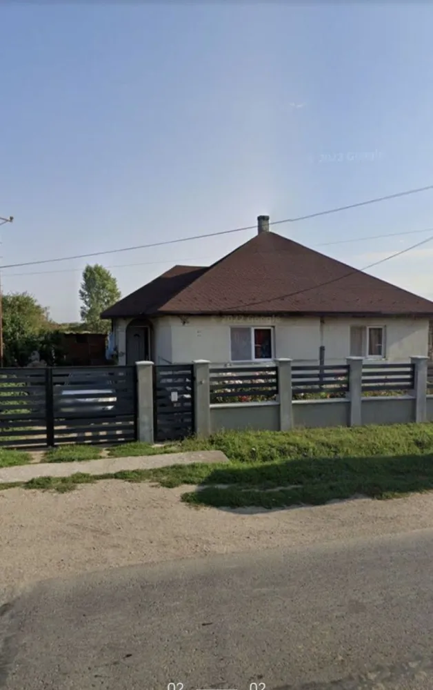 Vand casa la tara - Vând casă în Petin la 6 km de la Unio. Ca utilități: apă, canalizare, gaz , încălzire pe centrală de gaz, cablurile electrice schimbat. Acoperiș schimbat. Casa este compus din 2 dormitoare ( 4×4), bucătărie (7×4), baie (3×3), hol (4×4), cămară (3×1), terasă (6×3). Curte mare și grădină mare. Casa este intabulat.