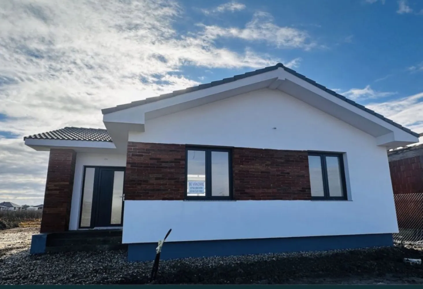 Casa de vanzare zona Odoreu - Proprietar - Vand Casa noua - Zona Odoreului str.Metropolis(cartier Olimp) Compartimentare: living, bucatarie, 2 camere, 2 bai, hol generos, terasa dupa cum se observa si pe plan Suprafata constructiei este de 115 mp Teren împrejmuit (gard plasa) Suprafata terenului este de 3 ari ( posibilitate de achizitionare si cu 6 ari ) Utilitati: Curent , Gaz , Apa , Canal , RDS Casa se preda cu exteriorul complet finisat, interior vopsit in alb - Interior tencuit, gletuit 3 maini si Vopsit Alb - Geamuri termopan Rehau + pervaze exterioare - Instalatie electrica + prize si intrerupatoare - Instalatie sanitara cu incalzire in pardosea - Exterior izolat cu polistiren de 15 cm Eps 80, silicat si caramida aparenta - Tavane izolate cu vata minerala 20 cm - Tigla Terran