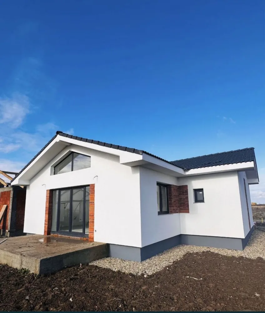 Casa de vanzare zona Odoreu - Proprietar - Vand Casa noua - Zona Odoreului str.Metropolis(cartier Olimp) Compartimentare: living, bucatarie, 2 camere, 2 bai, hol generos, terasa dupa cum se observa si pe plan Suprafata constructiei este de 115 mp Teren împrejmuit (gard plasa) Suprafata terenului este de 3 ari ( posibilitate de achizitionare si cu 6 ari ) Utilitati: Curent , Gaz , Apa , Canal , RDS Casa se preda cu exteriorul complet finisat, interior vopsit in alb - Interior tencuit, gletuit 3 maini si Vopsit Alb - Geamuri termopan Rehau + pervaze exterioare - Instalatie electrica + prize si intrerupatoare - Instalatie sanitara cu incalzire in pardosea - Exterior izolat cu polistiren de 15 cm Eps 80, silicat si caramida aparenta - Tavane izolate cu vata minerala 20 cm - Tigla Terran