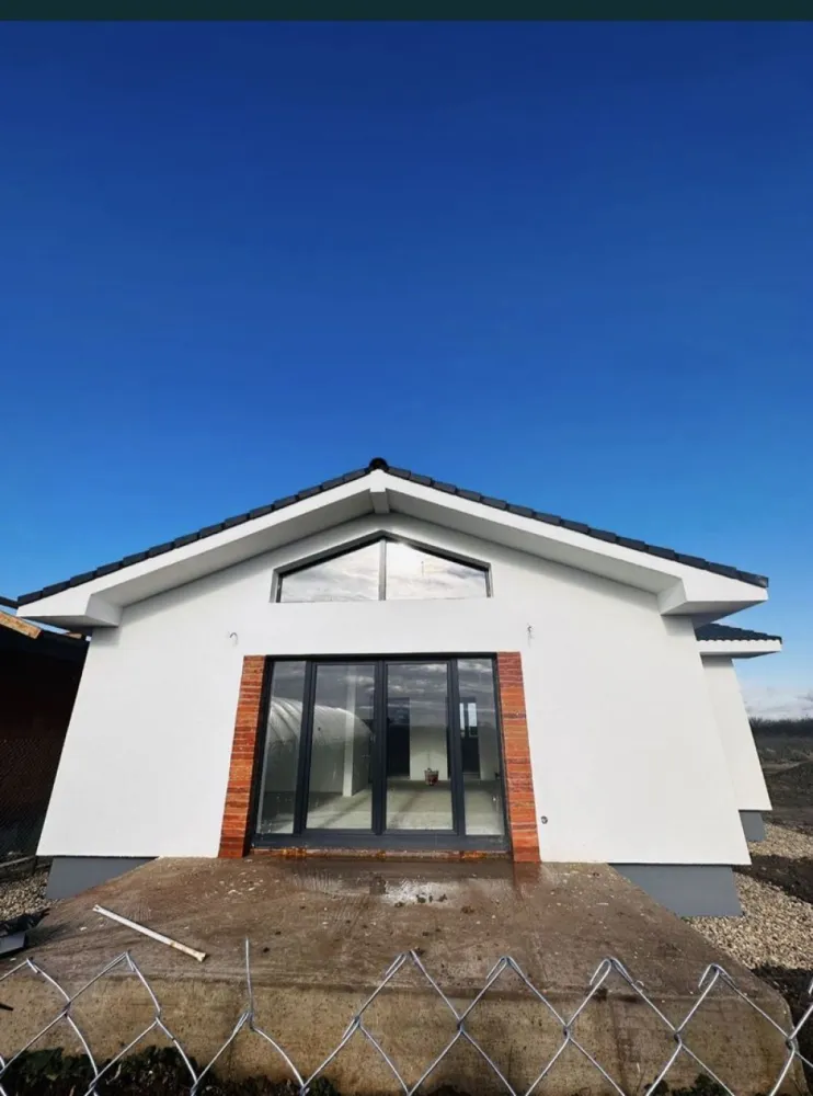 Casa de vanzare zona Odoreu - Proprietar - Vand Casa noua - Zona Odoreului str.Metropolis(cartier Olimp) Compartimentare: living, bucatarie, 2 camere, 2 bai, hol generos, terasa dupa cum se observa si pe plan Suprafata constructiei este de 115 mp Teren împrejmuit (gard plasa) Suprafata terenului este de 3 ari ( posibilitate de achizitionare si cu 6 ari ) Utilitati: Curent , Gaz , Apa , Canal , RDS Casa se preda cu exteriorul complet finisat, interior vopsit in alb - Interior tencuit, gletuit 3 maini si Vopsit Alb - Geamuri termopan Rehau + pervaze exterioare - Instalatie electrica + prize si intrerupatoare - Instalatie sanitara cu incalzire in pardosea - Exterior izolat cu polistiren de 15 cm Eps 80, silicat si caramida aparenta - Tavane izolate cu vata minerala 20 cm - Tigla Terran