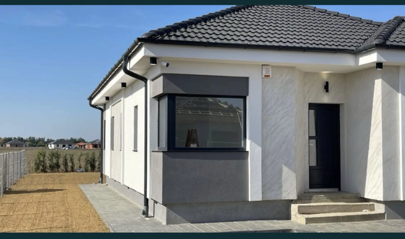 BRASADAS vinde casa tip PARTER in Odoreu, cartierul Olimp. - Agentia imobiliara BRASADAS vinde casa individuale de tip PARTER in Odoreu, cartierul Olimp, cu suprafata construită de aproximativ 95mp, teren de 300 mp, pe o strada asfaltata cu iluminat public. Complexul rezidential din ,,cartierul Olimp" este situat intre Satu Mare si Odoreu la 2 km de ieșirea din Oraș. Locuința prezentată este compusă din: - 3 dormitoare - Un open-space compus din Living si bucatarie; - 2 bai; - Debara. Stadiul la care se predă este descris mai jos: - Izolatie exterior cu polistiren de EPS 80 si tencuiala decorativa cu; - Izolatie soclu cu polistiren extrudat si tencuiala decorativa hidrofoba - Tamplarie marca Rehau; - Pereți tencuiti si gletuiti - Tavane finisate cu glet - Termoizolația planșeului peste parter realizată cu vata bazaltica de 20cm, - Încălzire în pardosea - Glafuri incluse la exterior - Sistemul de colectare al apei de ploaie pentru suprastructură incluse(jgheaburi și burlane) respectiv colectarea apei pluviale - Împrejmuire perimetrală inclusă - Branșament de energie electrică realizat pe parcelă, până inclusiv în interiorul locuinței; - Branșament de apă curentă realizat pe parcelă, până inclusiv în interiorul locuinței; - Branșament de gaze naturale realizat pe parcelă, până inclusiv în interiorul locuinței; - Branșament de canalizare, până inclusiv în interiorul locuinței; - Rețeaua RCS-RDS, până inclusiv în interiorul locuinței; - Instalație electrică interioară; - Instalație sanitară interioară; - Instalație de încălzire în pardosea; www.brasadas.com.