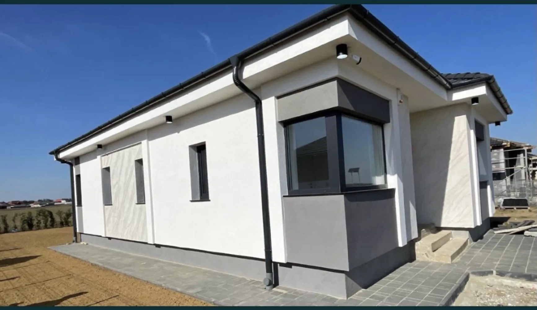 BRASADAS vinde casa tip PARTER in Odoreu, cartierul Olimp. - Agentia imobiliara BRASADAS vinde casa individuale de tip PARTER in Odoreu, cartierul Olimp, cu suprafata construită de aproximativ 95mp, teren de 300 mp, pe o strada asfaltata cu iluminat public. Complexul rezidential din ,,cartierul Olimp" este situat intre Satu Mare si Odoreu la 2 km de ieșirea din Oraș. Locuința prezentată este compusă din: - 3 dormitoare - Un open-space compus din Living si bucatarie; - 2 bai; - Debara. Stadiul la care se predă este descris mai jos: - Izolatie exterior cu polistiren de EPS 80 si tencuiala decorativa cu; - Izolatie soclu cu polistiren extrudat si tencuiala decorativa hidrofoba - Tamplarie marca Rehau; - Pereți tencuiti si gletuiti - Tavane finisate cu glet - Termoizolația planșeului peste parter realizată cu vata bazaltica de 20cm, - Încălzire în pardosea - Glafuri incluse la exterior - Sistemul de colectare al apei de ploaie pentru suprastructură incluse(jgheaburi și burlane) respectiv colectarea apei pluviale - Împrejmuire perimetrală inclusă - Branșament de energie electrică realizat pe parcelă, până inclusiv în interiorul locuinței; - Branșament de apă curentă realizat pe parcelă, până inclusiv în interiorul locuinței; - Branșament de gaze naturale realizat pe parcelă, până inclusiv în interiorul locuinței; - Branșament de canalizare, până inclusiv în interiorul locuinței; - Rețeaua RCS-RDS, până inclusiv în interiorul locuinței; - Instalație electrică interioară; - Instalație sanitară interioară; - Instalație de încălzire în pardosea; www.brasadas.com.