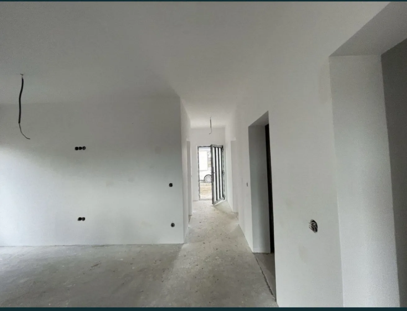 BRASADAS vinde casa tip PARTER in Odoreu, cartierul Olimp. - Agentia imobiliara BRASADAS vinde casa individuale de tip PARTER in Odoreu, cartierul Olimp, cu suprafata construită de aproximativ 95mp, teren de 300 mp, pe o strada asfaltata cu iluminat public. Complexul rezidential din ,,cartierul Olimp" este situat intre Satu Mare si Odoreu la 2 km de ieșirea din Oraș. Locuința prezentată este compusă din: - 3 dormitoare - Un open-space compus din Living si bucatarie; - 2 bai; - Debara. Stadiul la care se predă este descris mai jos: - Izolatie exterior cu polistiren de EPS 80 si tencuiala decorativa cu; - Izolatie soclu cu polistiren extrudat si tencuiala decorativa hidrofoba - Tamplarie marca Rehau; - Pereți tencuiti si gletuiti - Tavane finisate cu glet - Termoizolația planșeului peste parter realizată cu vata bazaltica de 20cm, - Încălzire în pardosea - Glafuri incluse la exterior - Sistemul de colectare al apei de ploaie pentru suprastructură incluse(jgheaburi și burlane) respectiv colectarea apei pluviale - Împrejmuire perimetrală inclusă - Branșament de energie electrică realizat pe parcelă, până inclusiv în interiorul locuinței; - Branșament de apă curentă realizat pe parcelă, până inclusiv în interiorul locuinței; - Branșament de gaze naturale realizat pe parcelă, până inclusiv în interiorul locuinței; - Branșament de canalizare, până inclusiv în interiorul locuinței; - Rețeaua RCS-RDS, până inclusiv în interiorul locuinței; - Instalație electrică interioară; - Instalație sanitară interioară; - Instalație de încălzire în pardosea; www.brasadas.com.